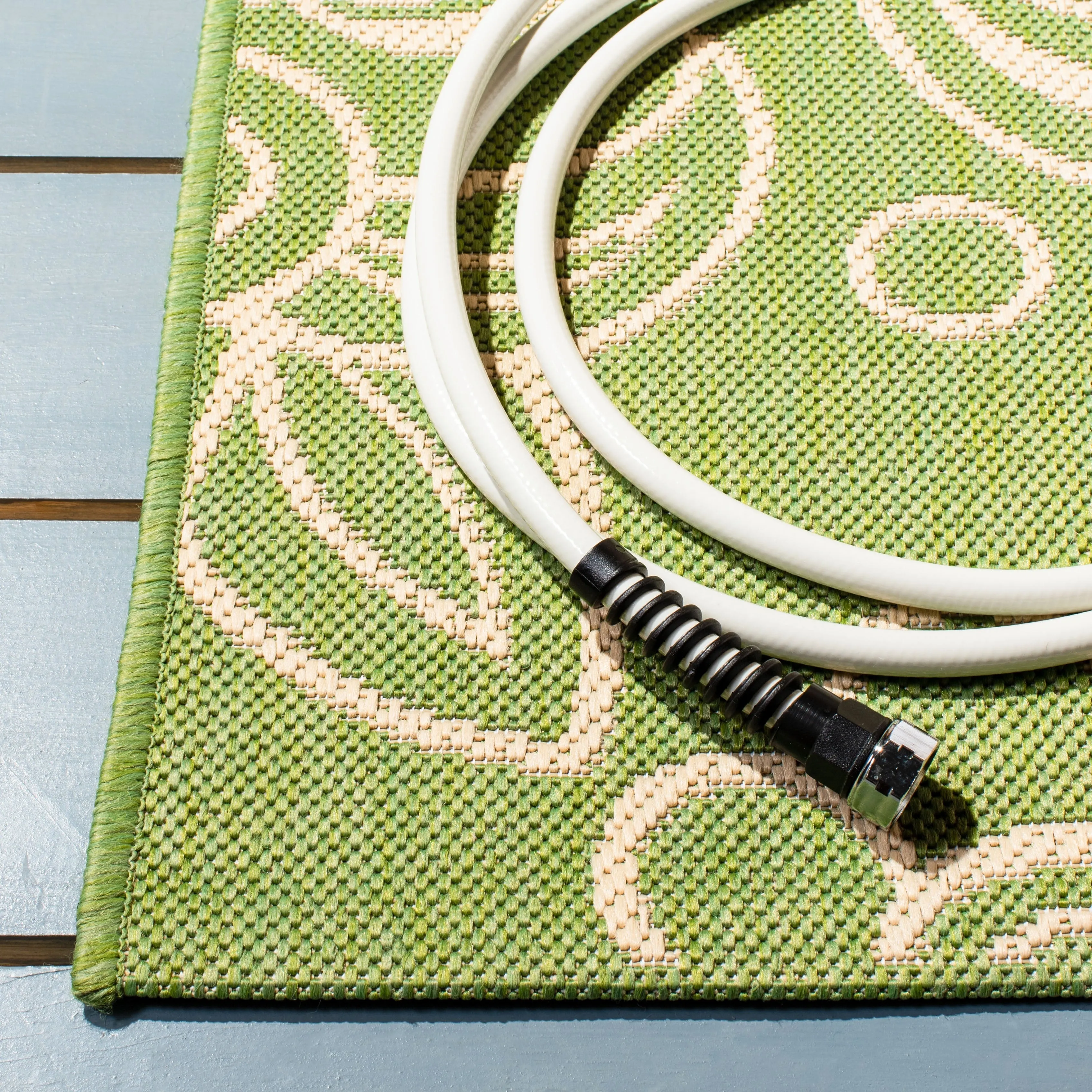 SAFAVIEH Beach House Jula Indoor/ Outdoor Waterproof Patio Backyard Rug