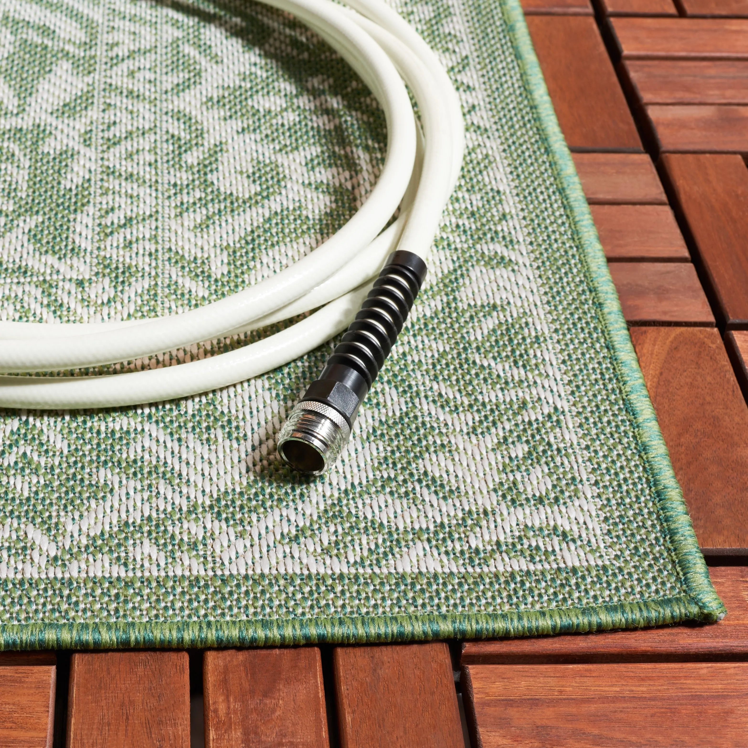 SAFAVIEH Bermuda Bernadien Geometric Indoor/Outdoor Waterproof Rug