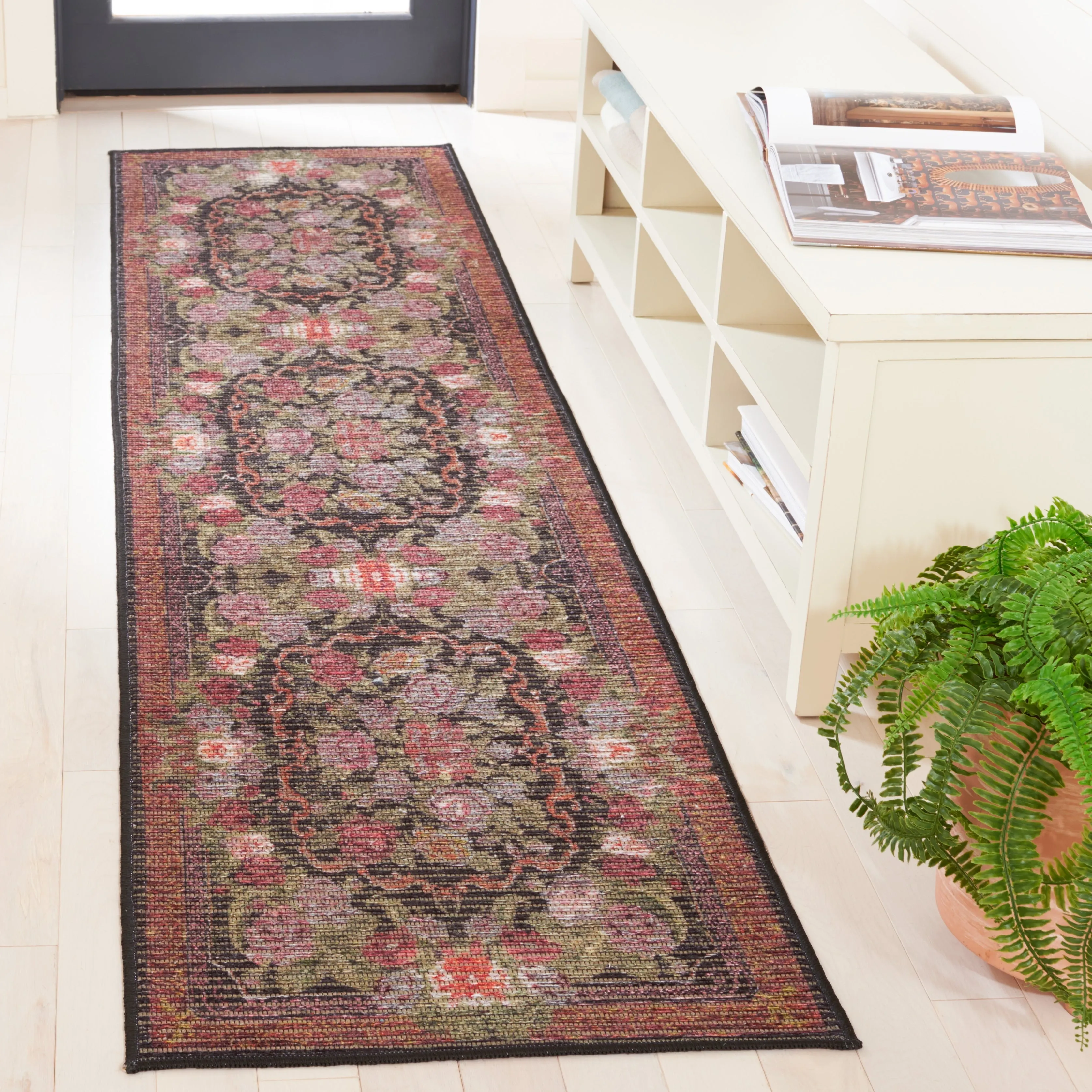 SAFAVIEH Besarabian Machine Washable Jyotsna French Country Rug