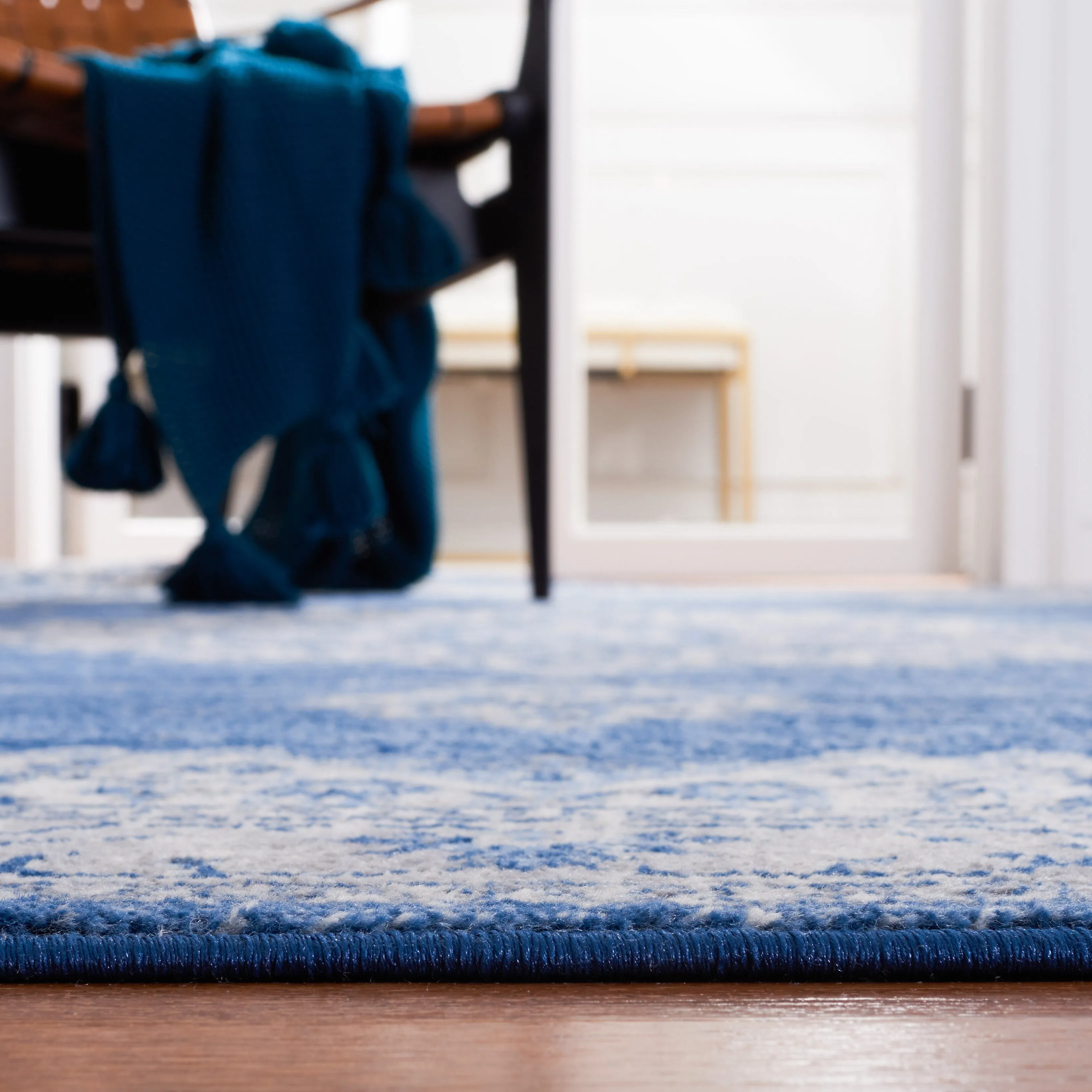 SAFAVIEH Brentwood Taisi Traditional Rug