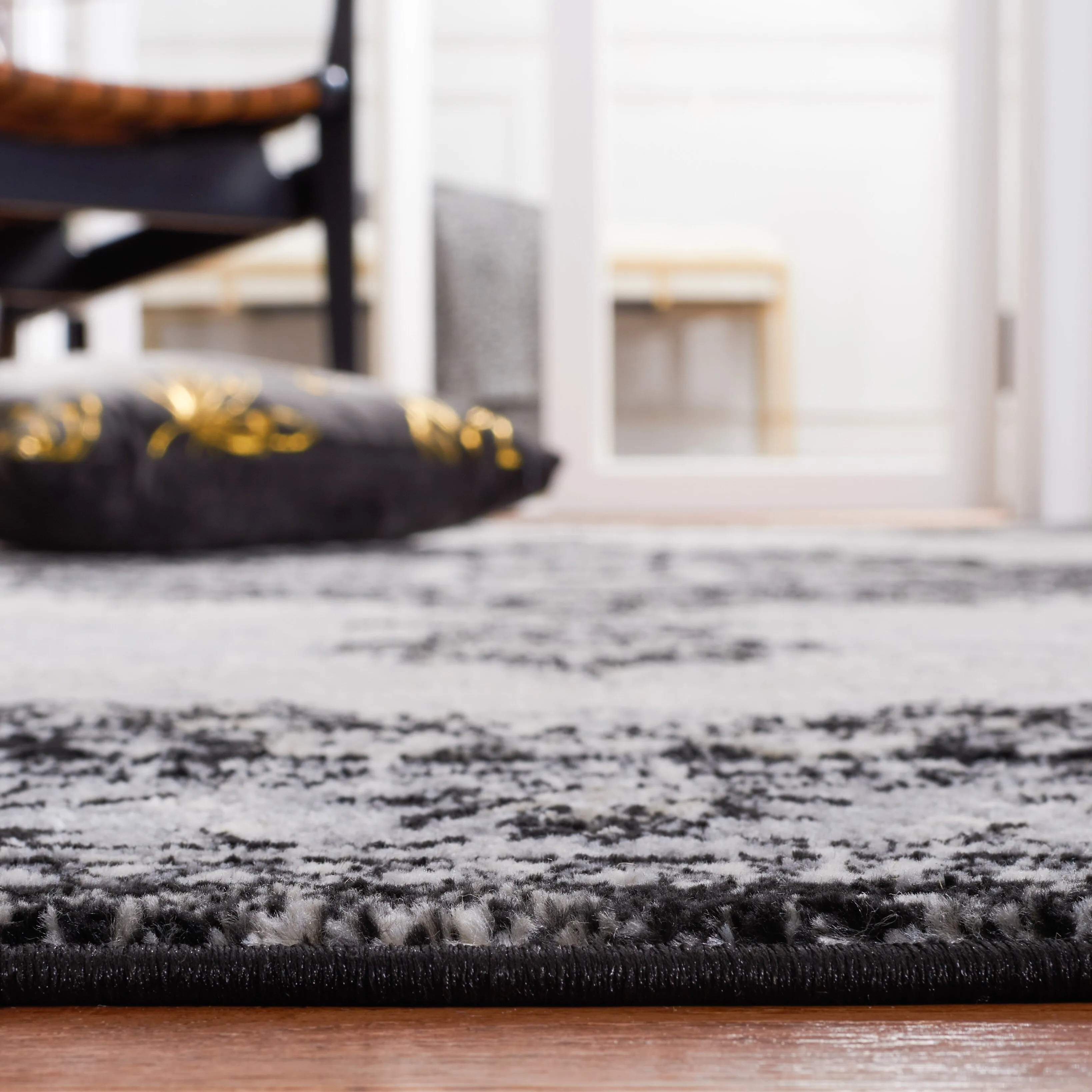 SAFAVIEH Brentwood Taisi Traditional Rug
