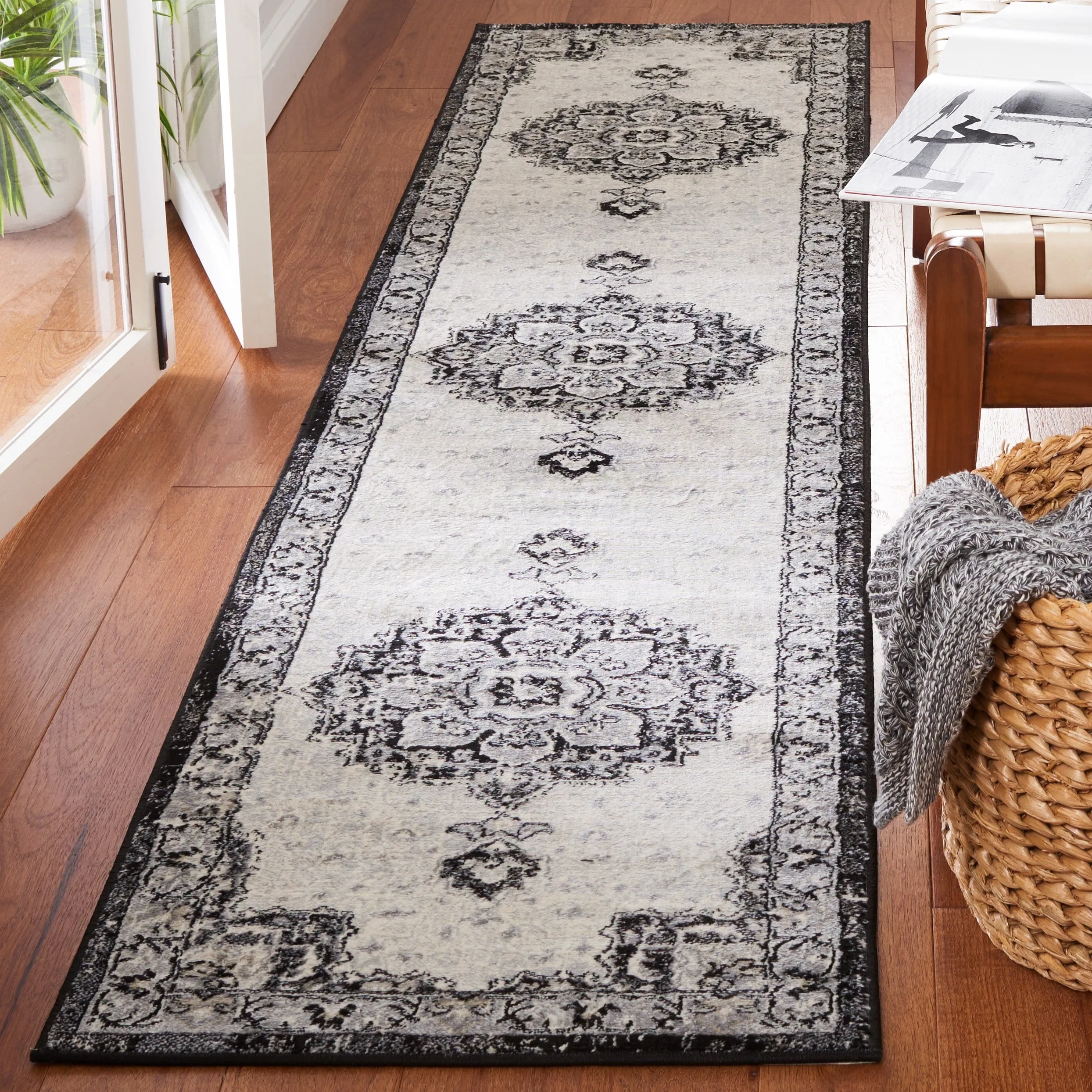 SAFAVIEH Brentwood Taisi Traditional Rug