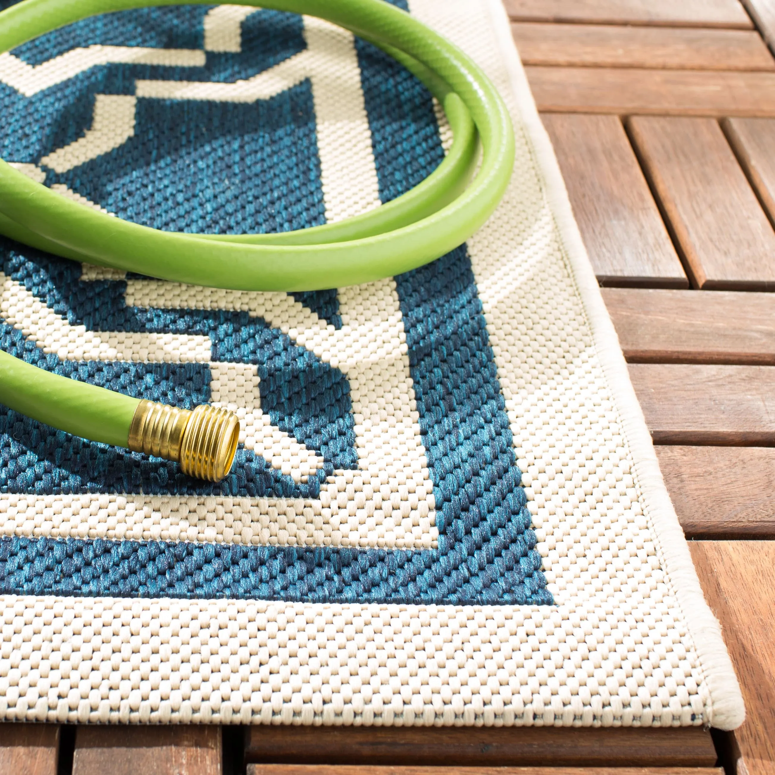 SAFAVIEH Courtyard Gulsin Indoor/ Outdoor Waterproof Patio Backyard Rug