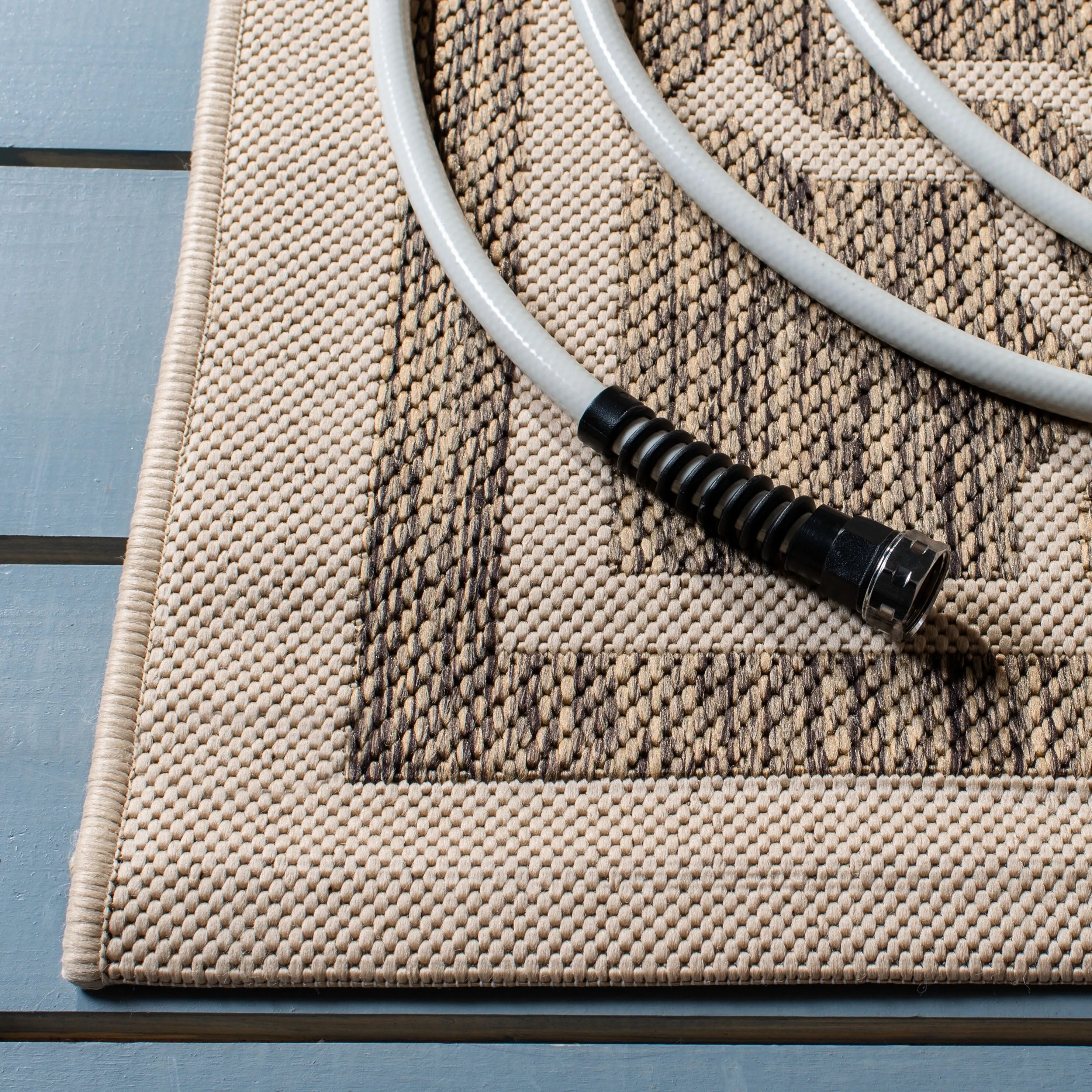 SAFAVIEH Courtyard Gulsin Indoor/ Outdoor Waterproof Patio Backyard Rug