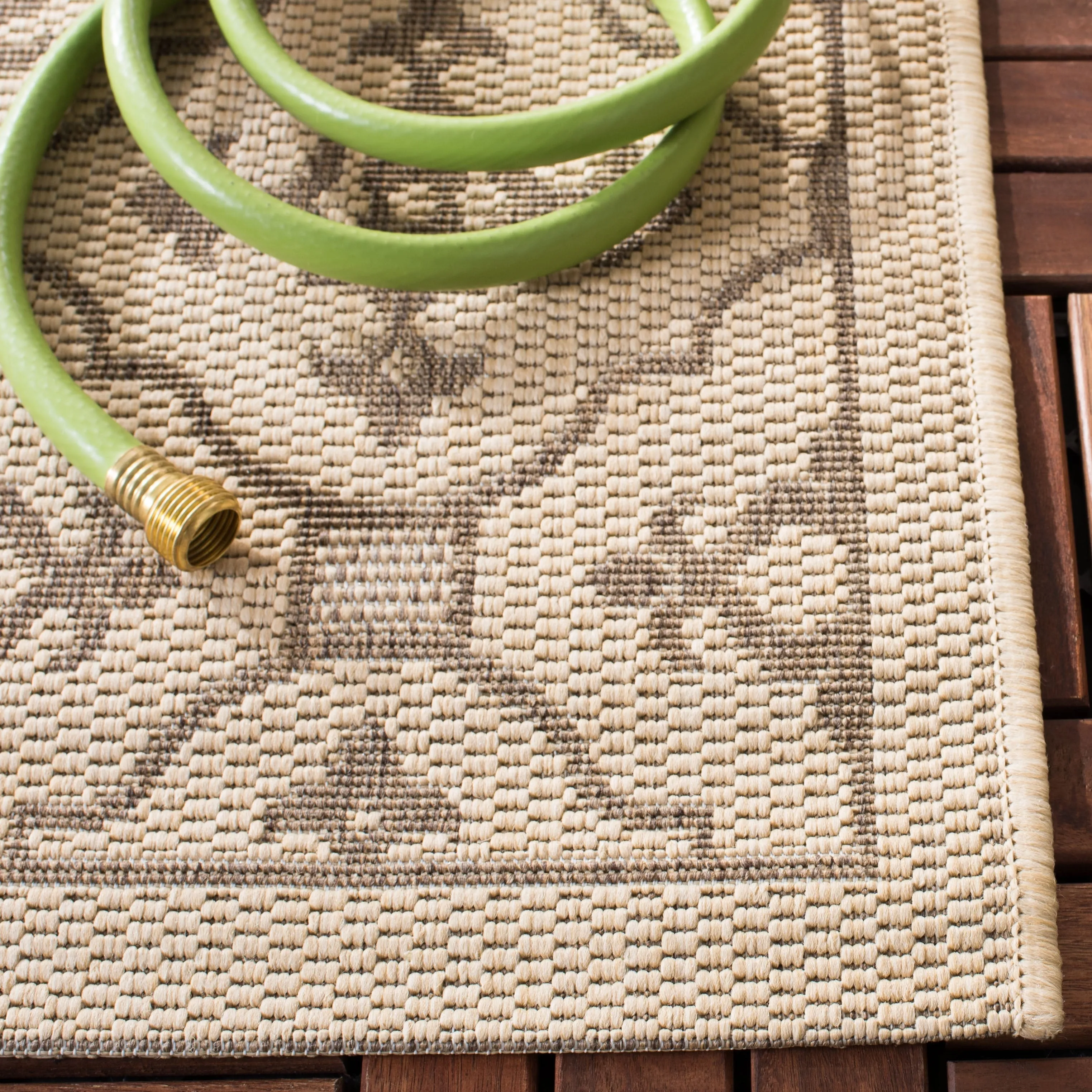 SAFAVIEH Courtyard Sonja Indoor/ Outdoor Waterproof Patio Backyard Rug