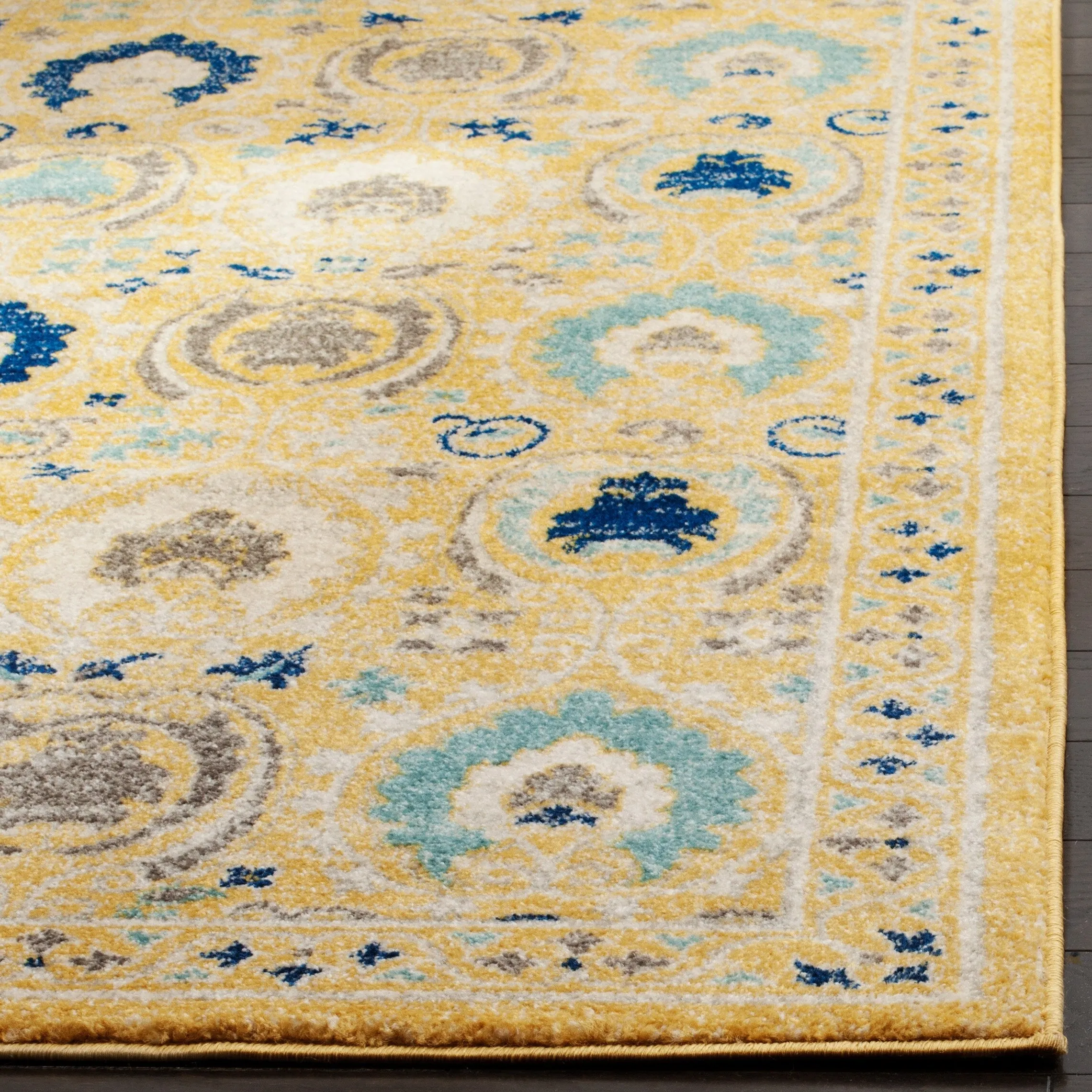 SAFAVIEH Evoke Lizan Distressed Vintage Boho Rug