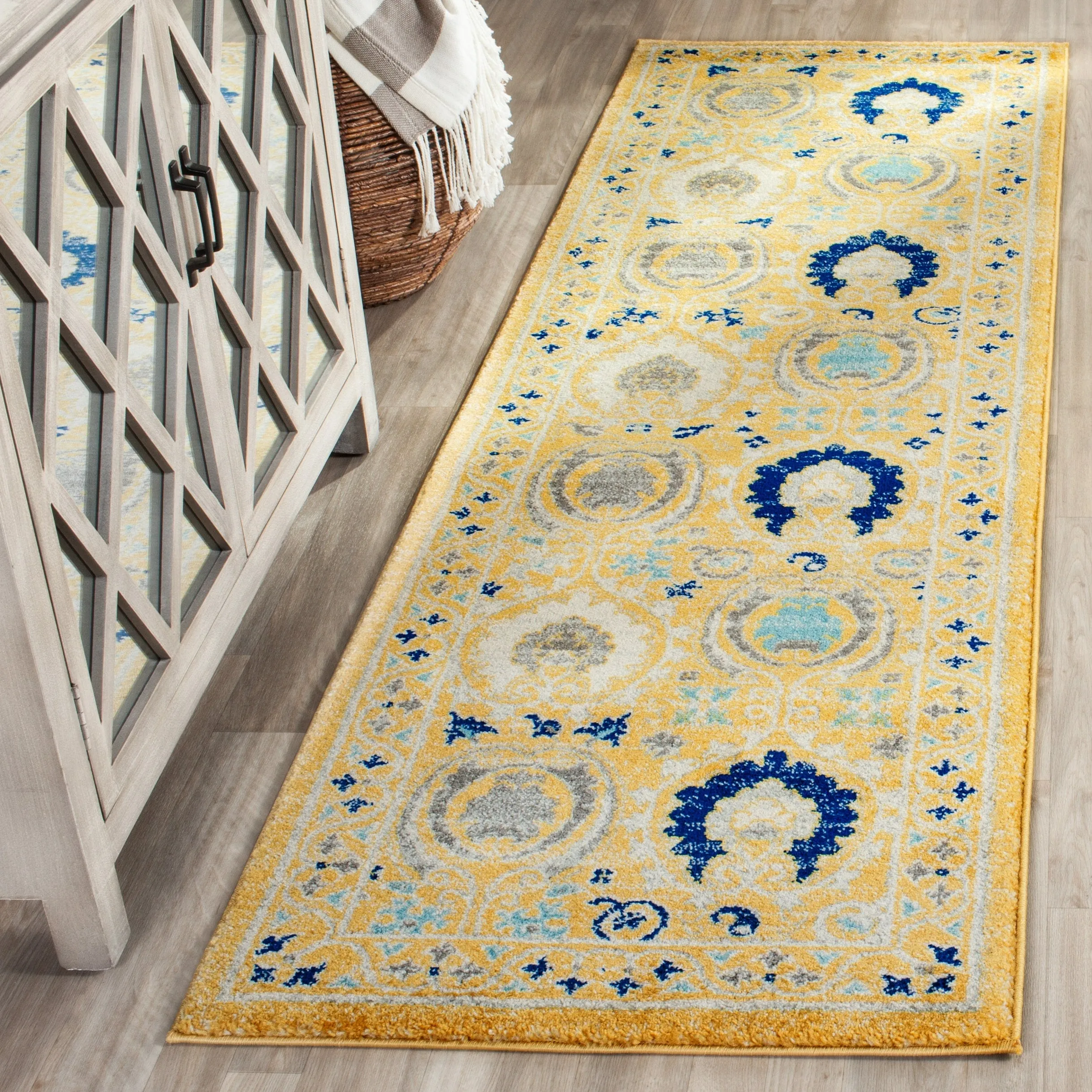 SAFAVIEH Evoke Lizan Distressed Vintage Boho Rug