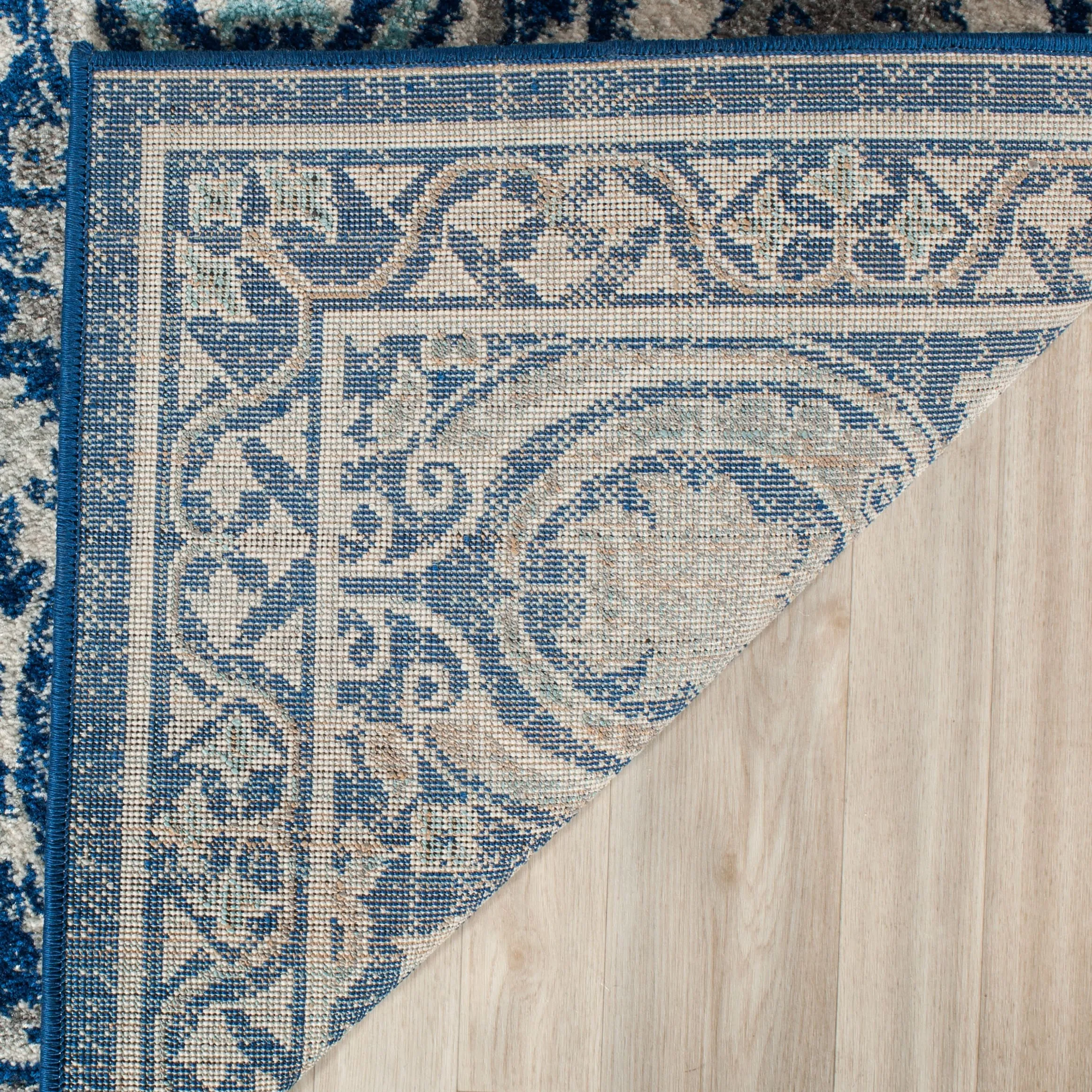 SAFAVIEH Evoke Lizan Distressed Vintage Boho Rug