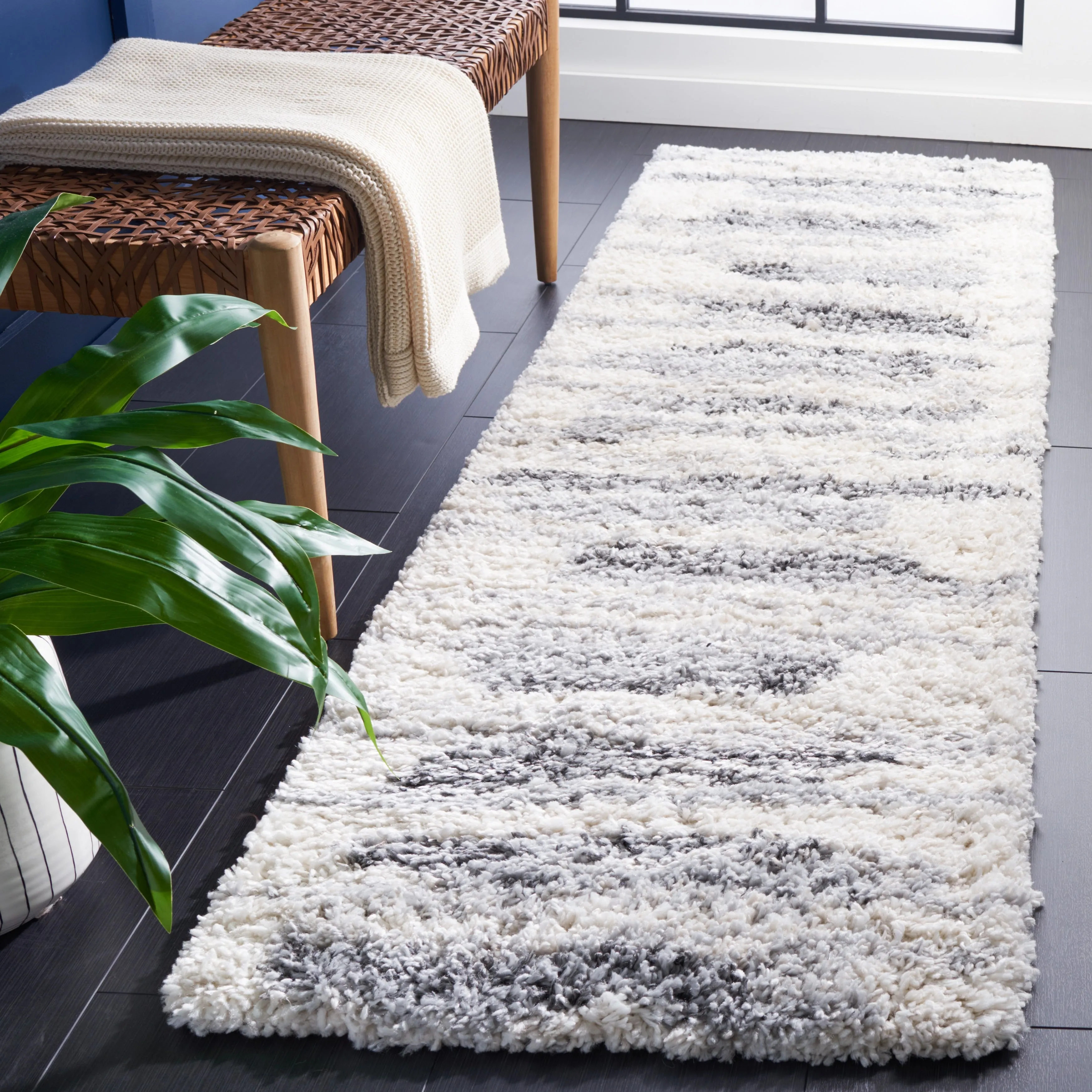 SAFAVIEH Fontana Shag Radha Modern Abstract 2-inch Thick Rug