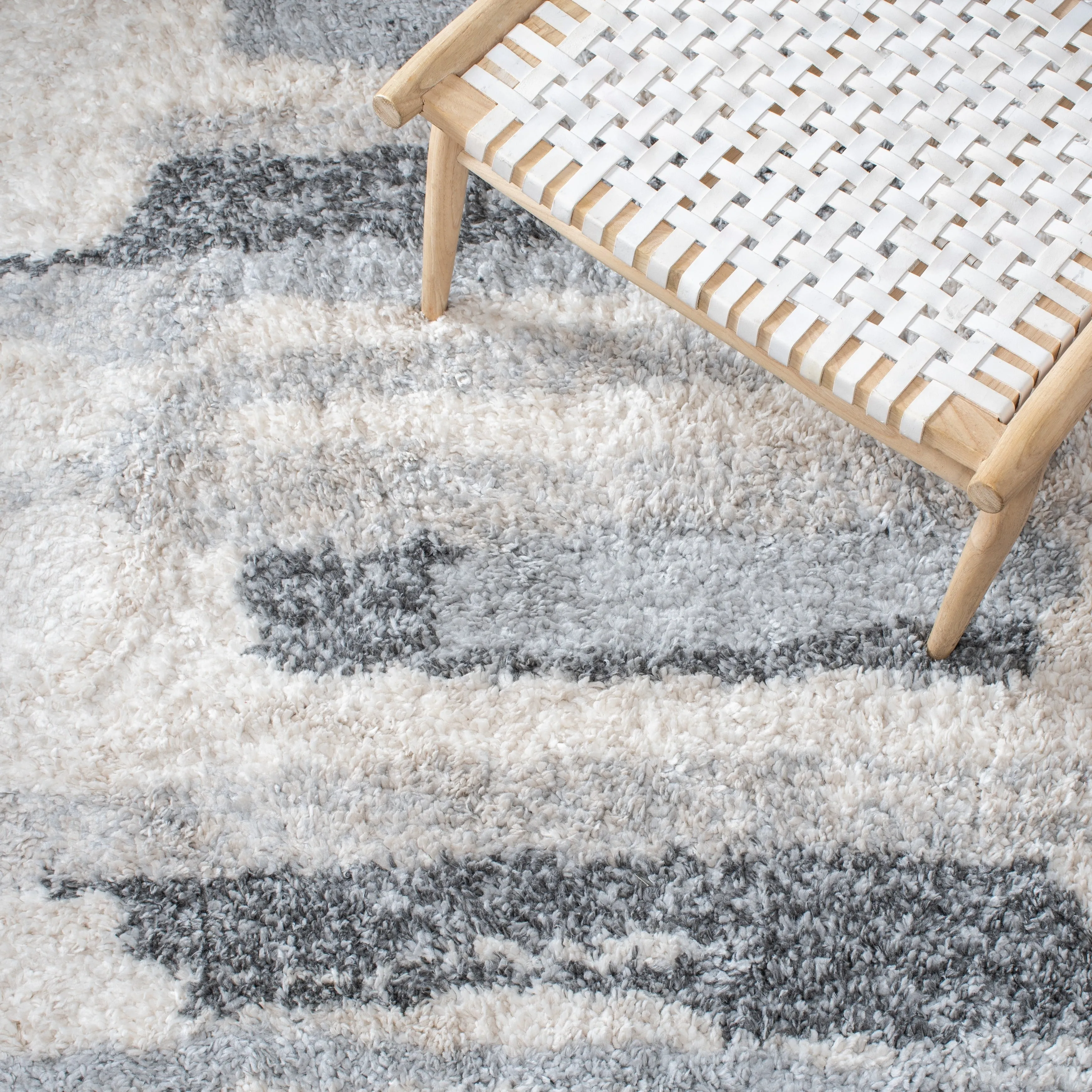 SAFAVIEH Fontana Shag Radha Modern Abstract 2-inch Thick Rug