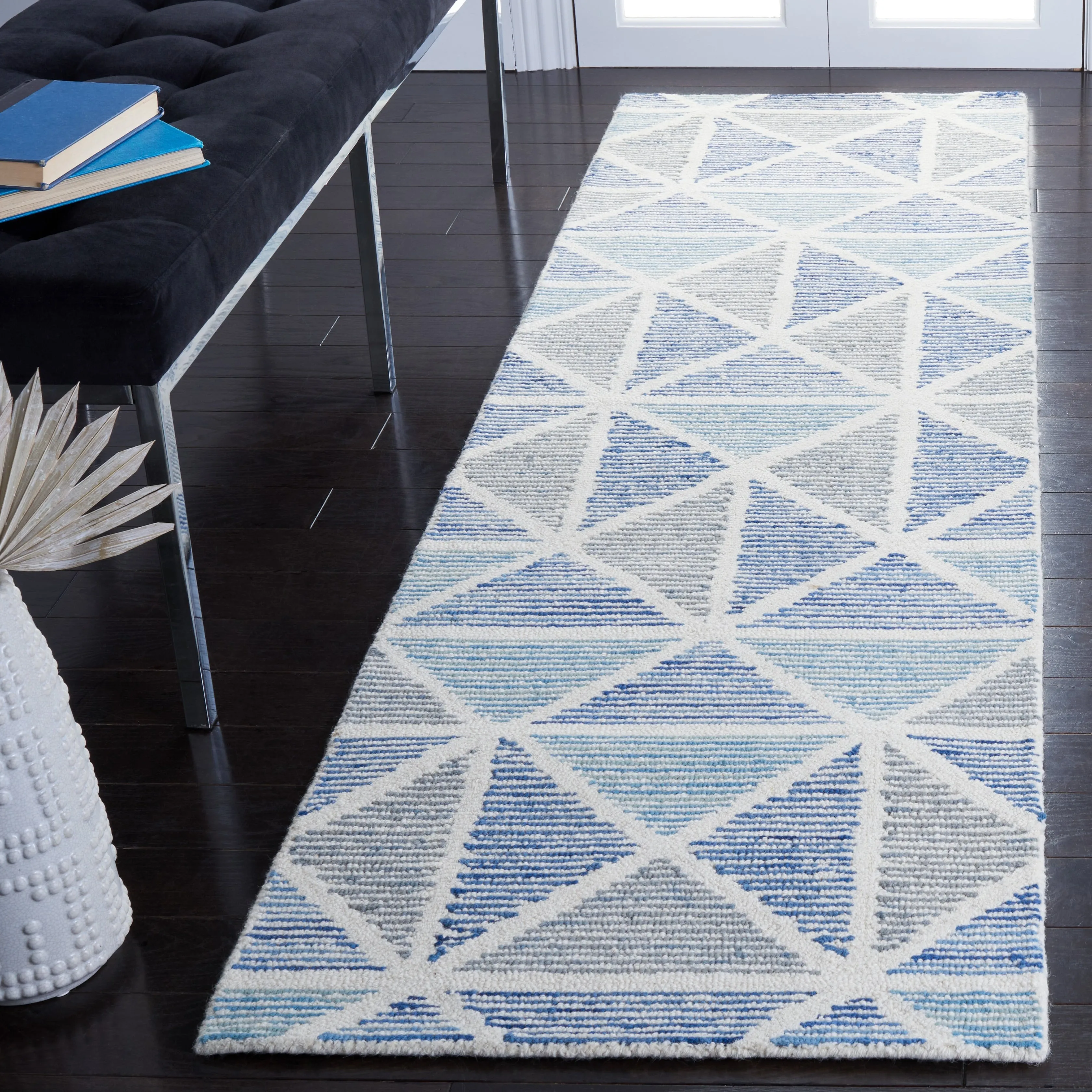 SAFAVIEH Handmade Abstract Bedrije Modern Wool Rug