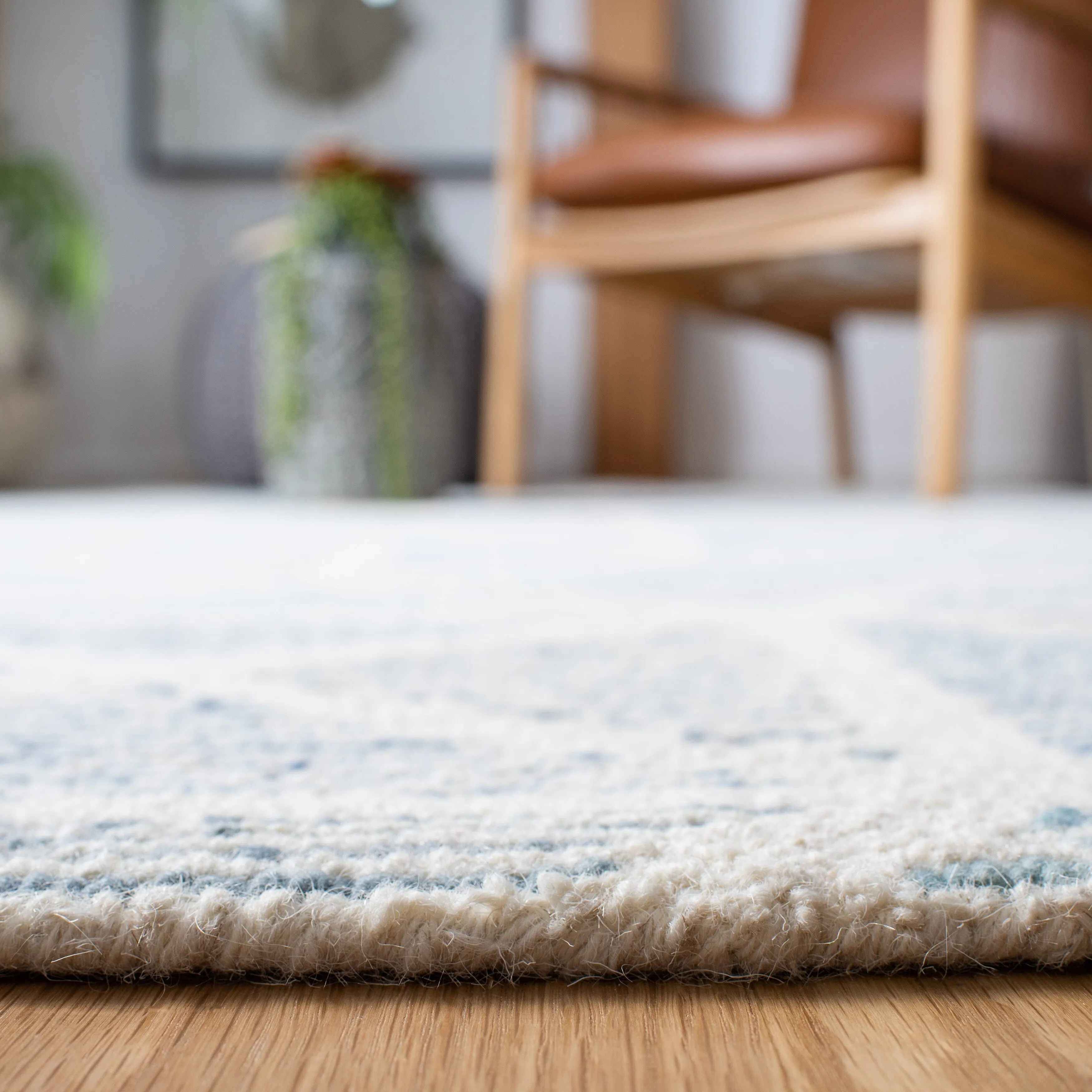SAFAVIEH Handmade Abstract Bedrije Modern Wool Rug