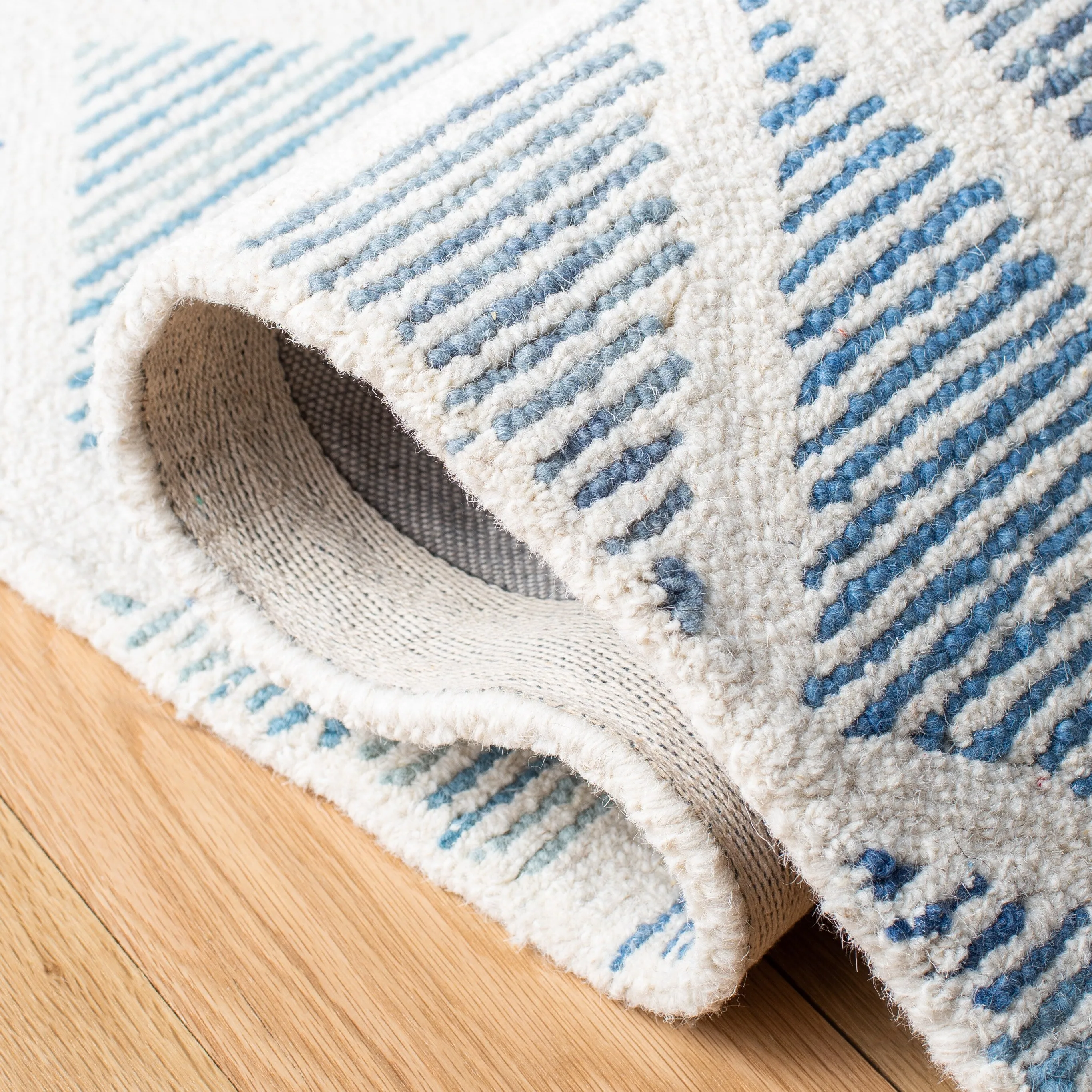 SAFAVIEH Handmade Abstract Bedrije Modern Wool Rug