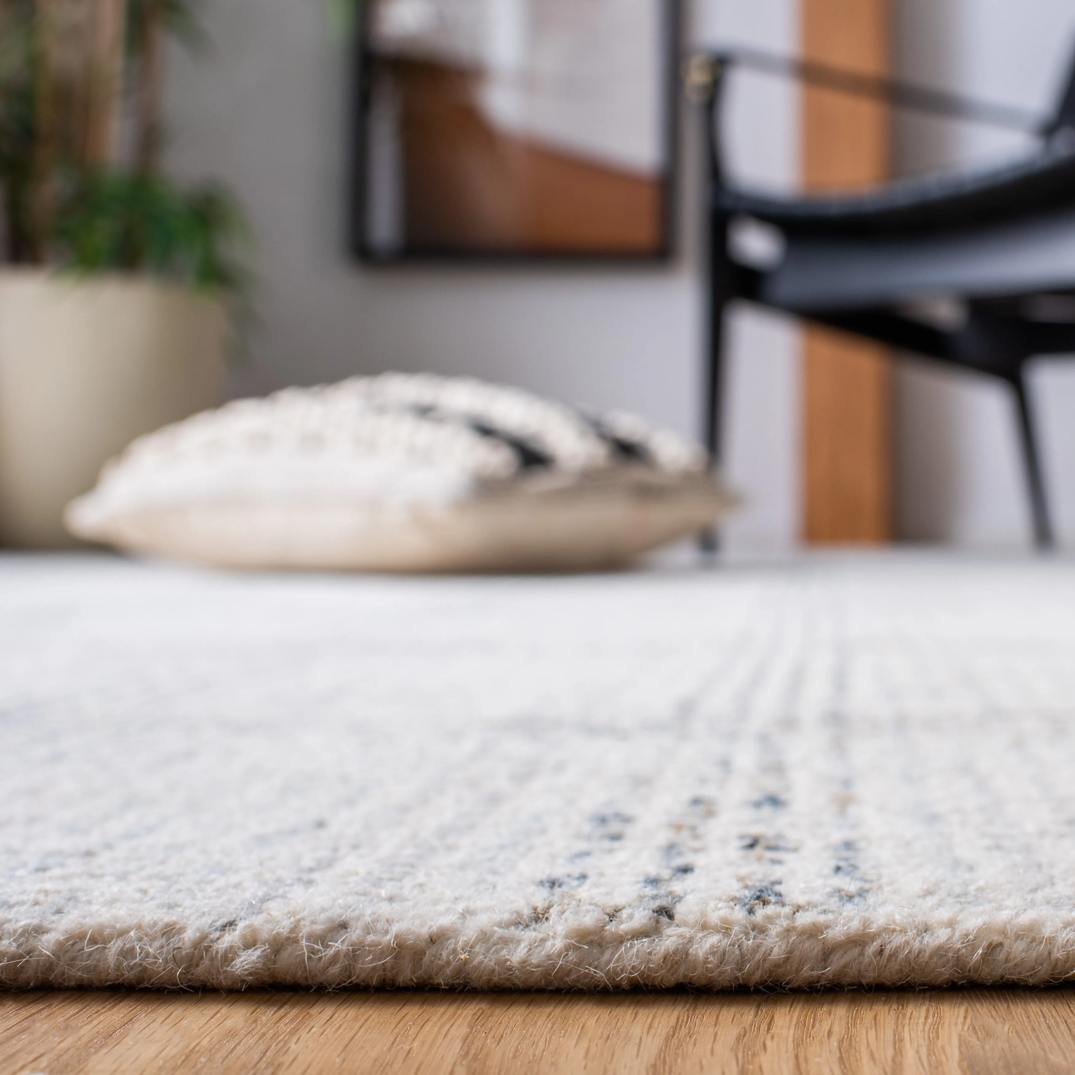 SAFAVIEH Handmade Abstract Catela Checkered Wool Rug