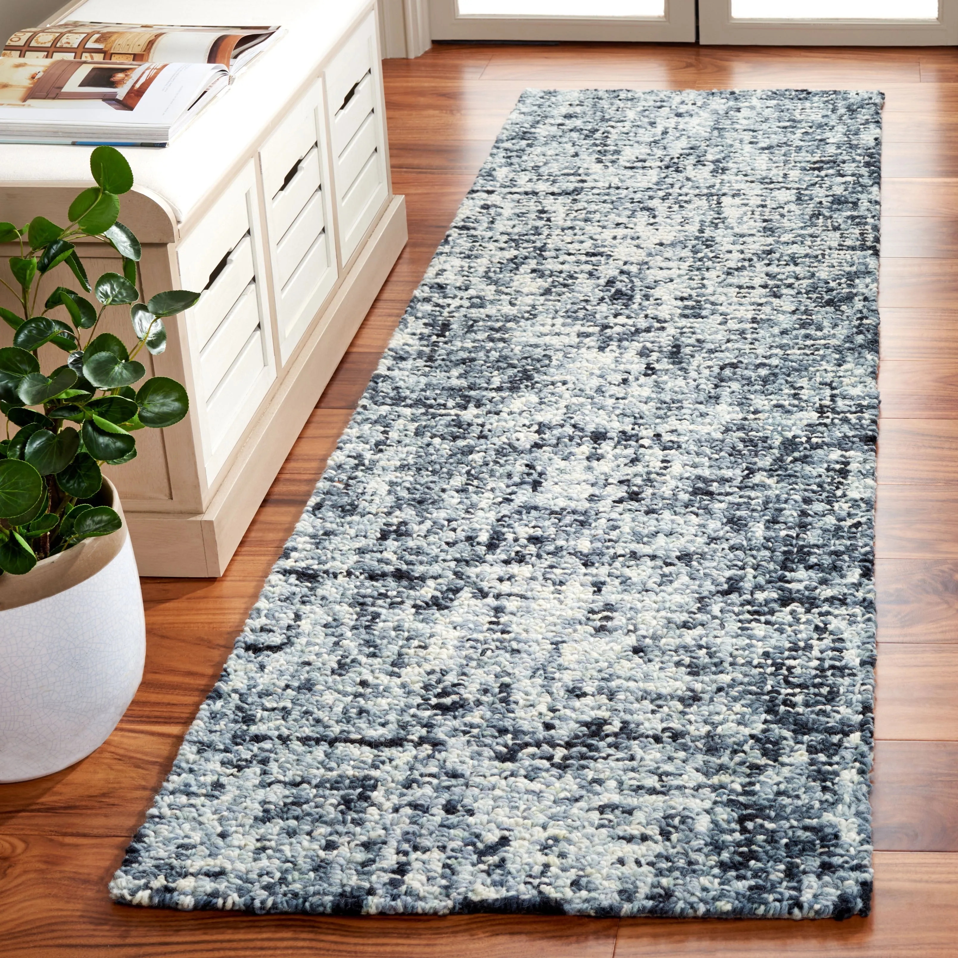 SAFAVIEH Handmade Abstract Euphrasie Modern Wool Rug