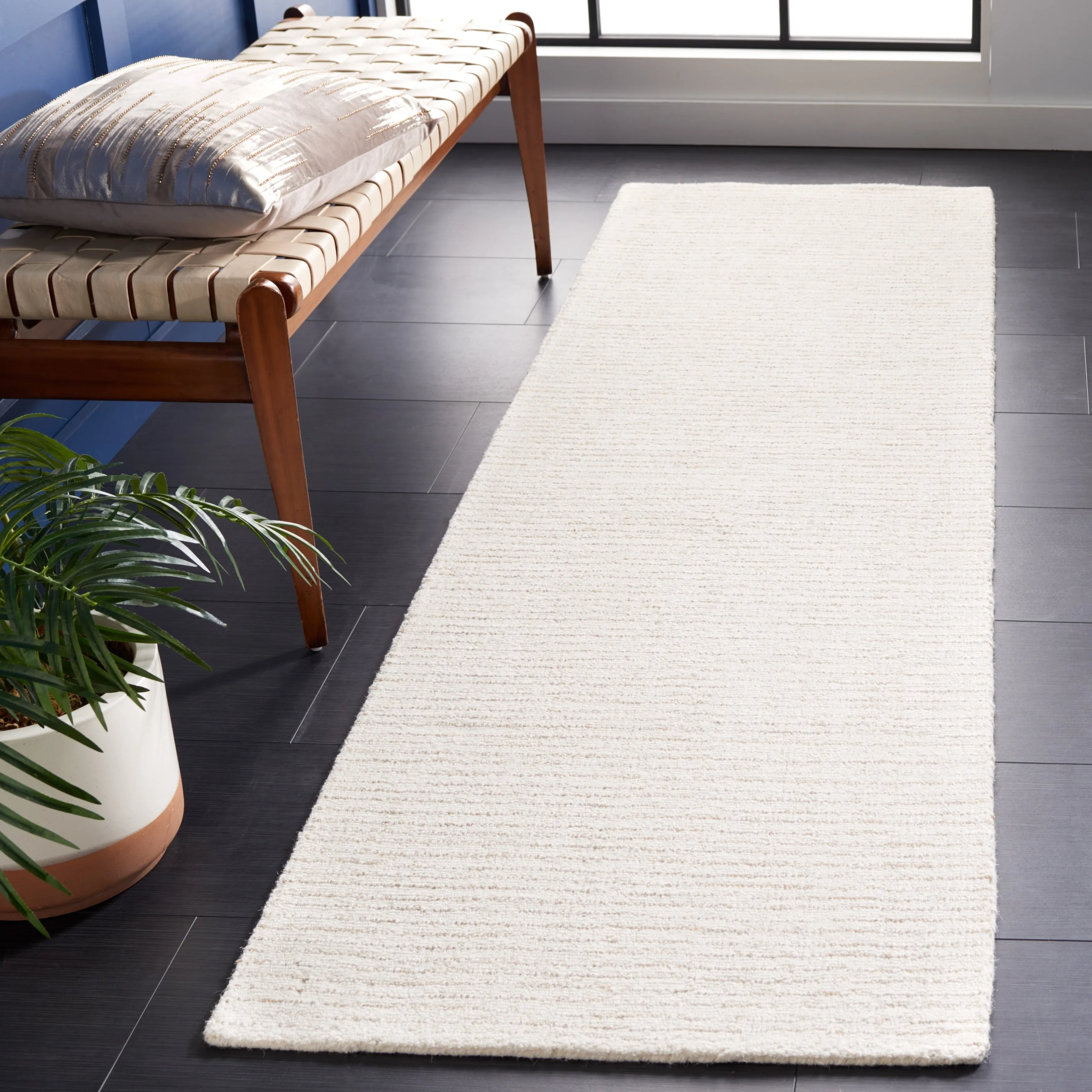 SAFAVIEH Handmade Abstract Lotje Modern Wool Rug