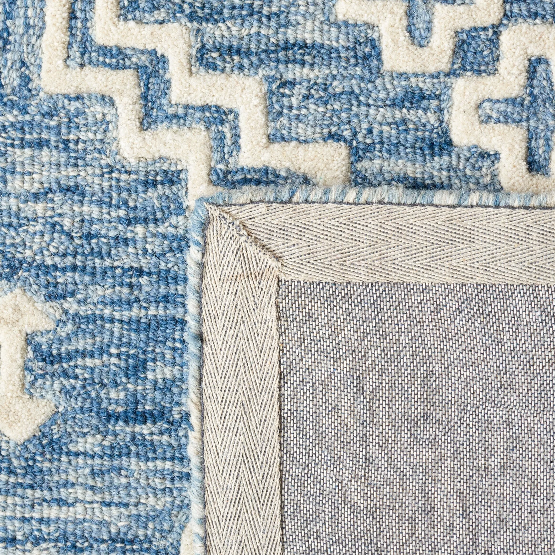 SAFAVIEH Handmade Abstract Ruveyda Modern Wool Rug