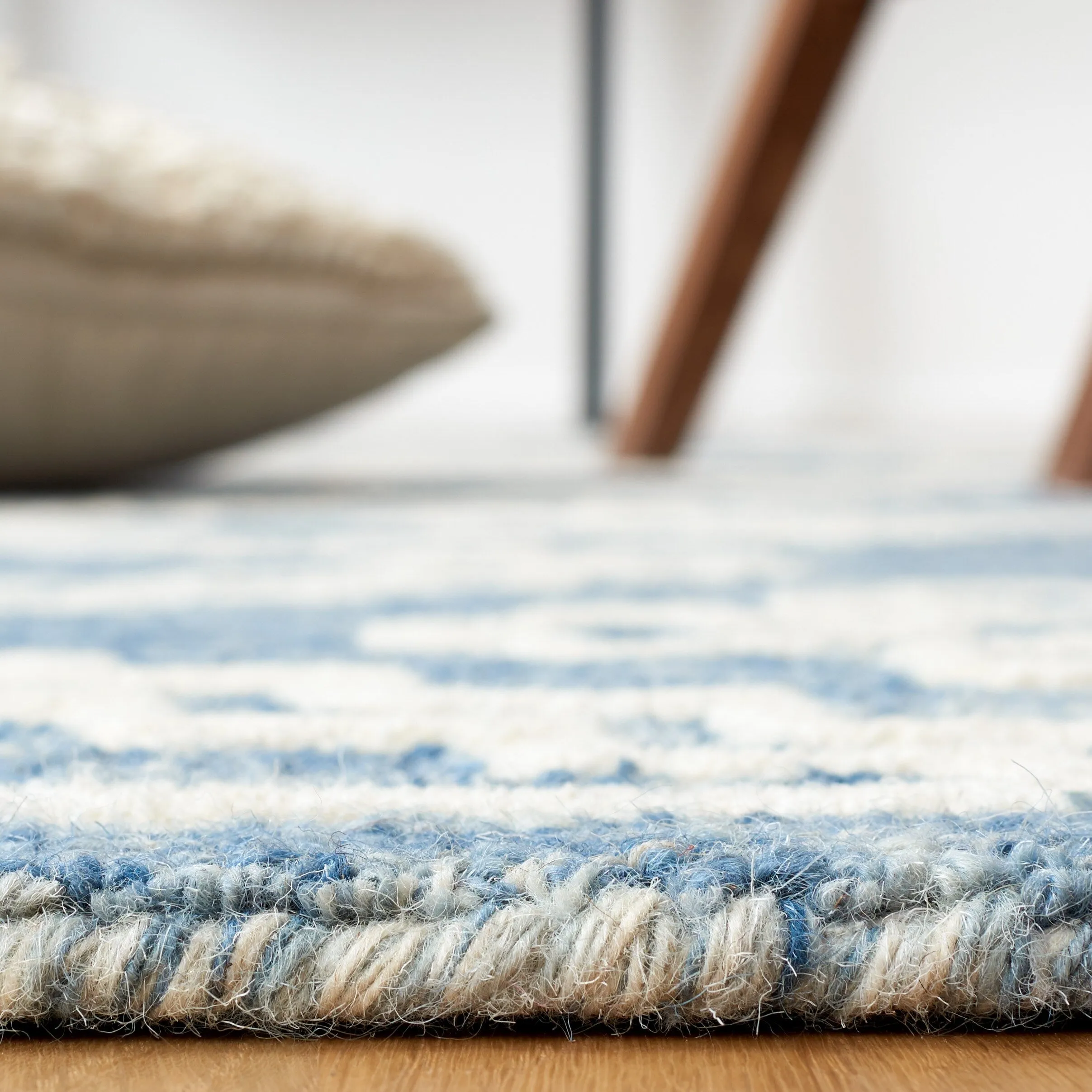 SAFAVIEH Handmade Abstract Ruveyda Modern Wool Rug