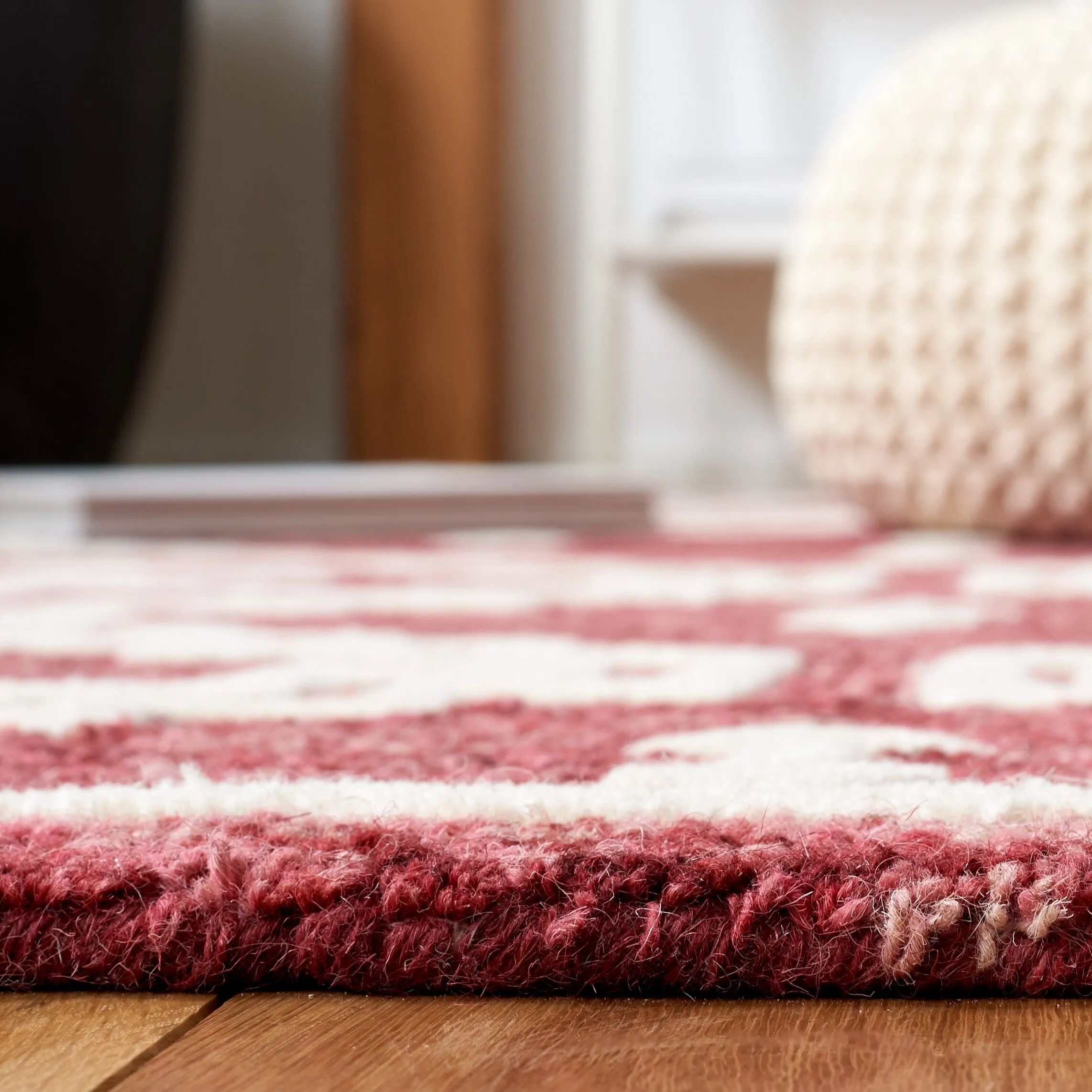 SAFAVIEH Handmade Abstract Ruveyda Modern Wool Rug