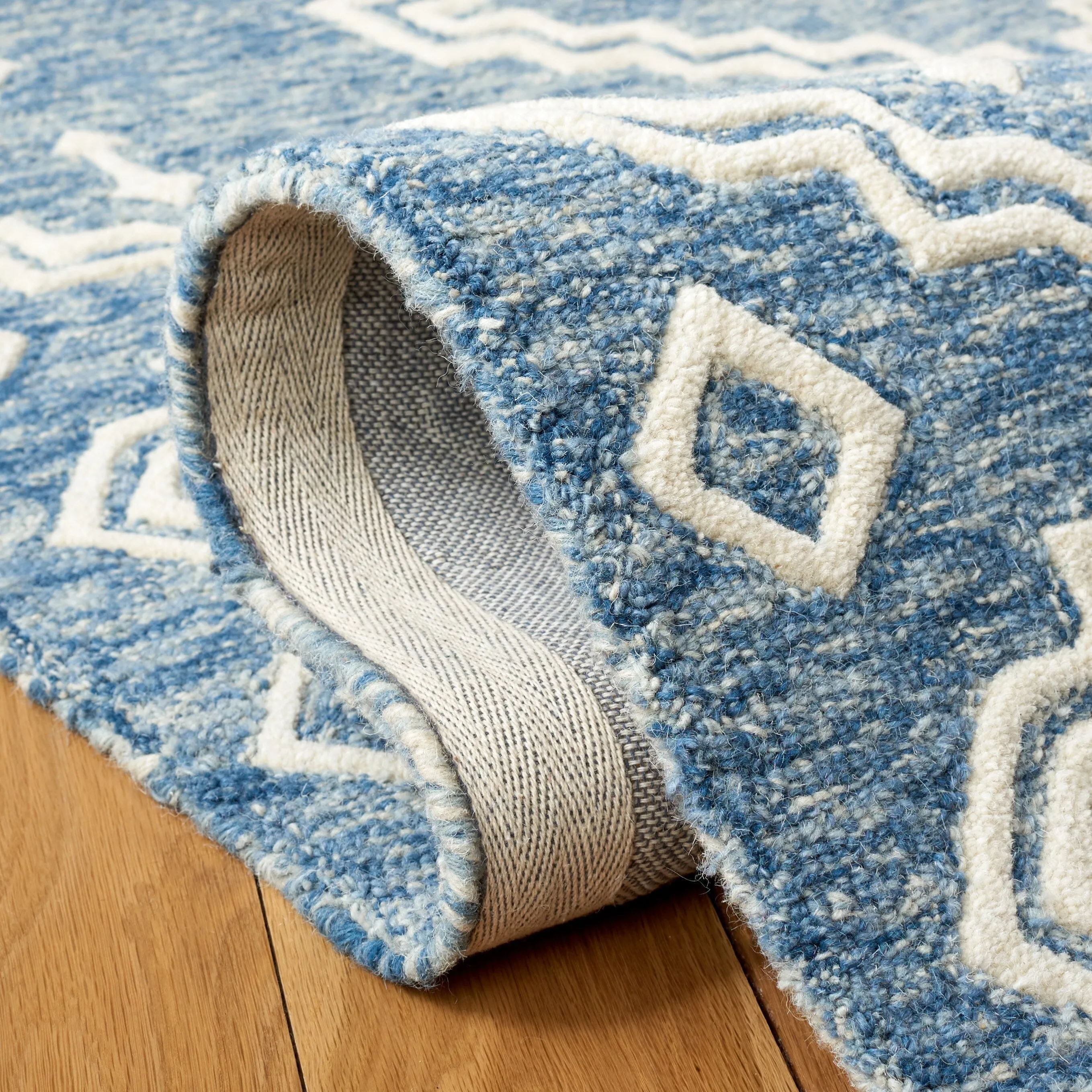 SAFAVIEH Handmade Abstract Ruveyda Modern Wool Rug