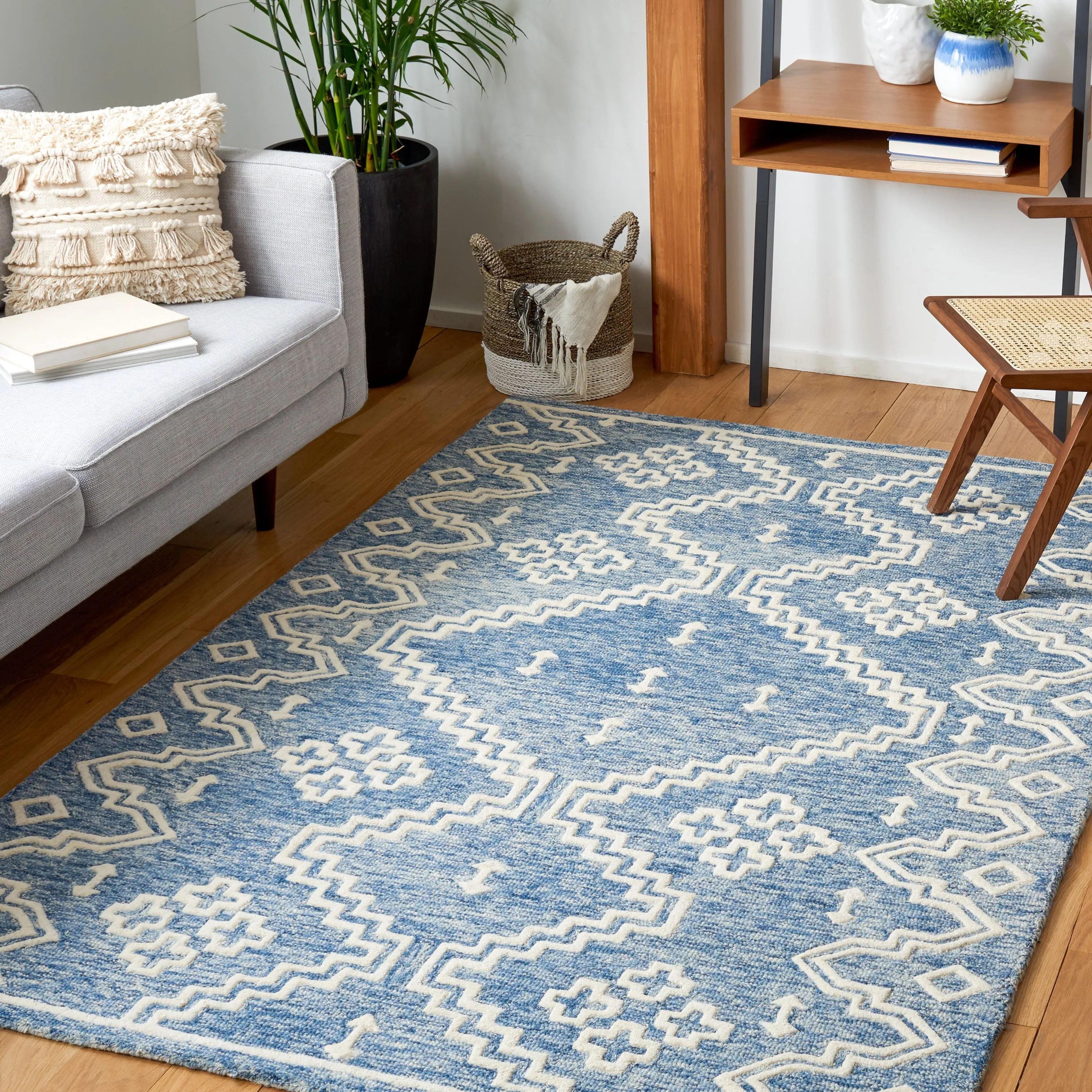 SAFAVIEH Handmade Abstract Ruveyda Modern Wool Rug