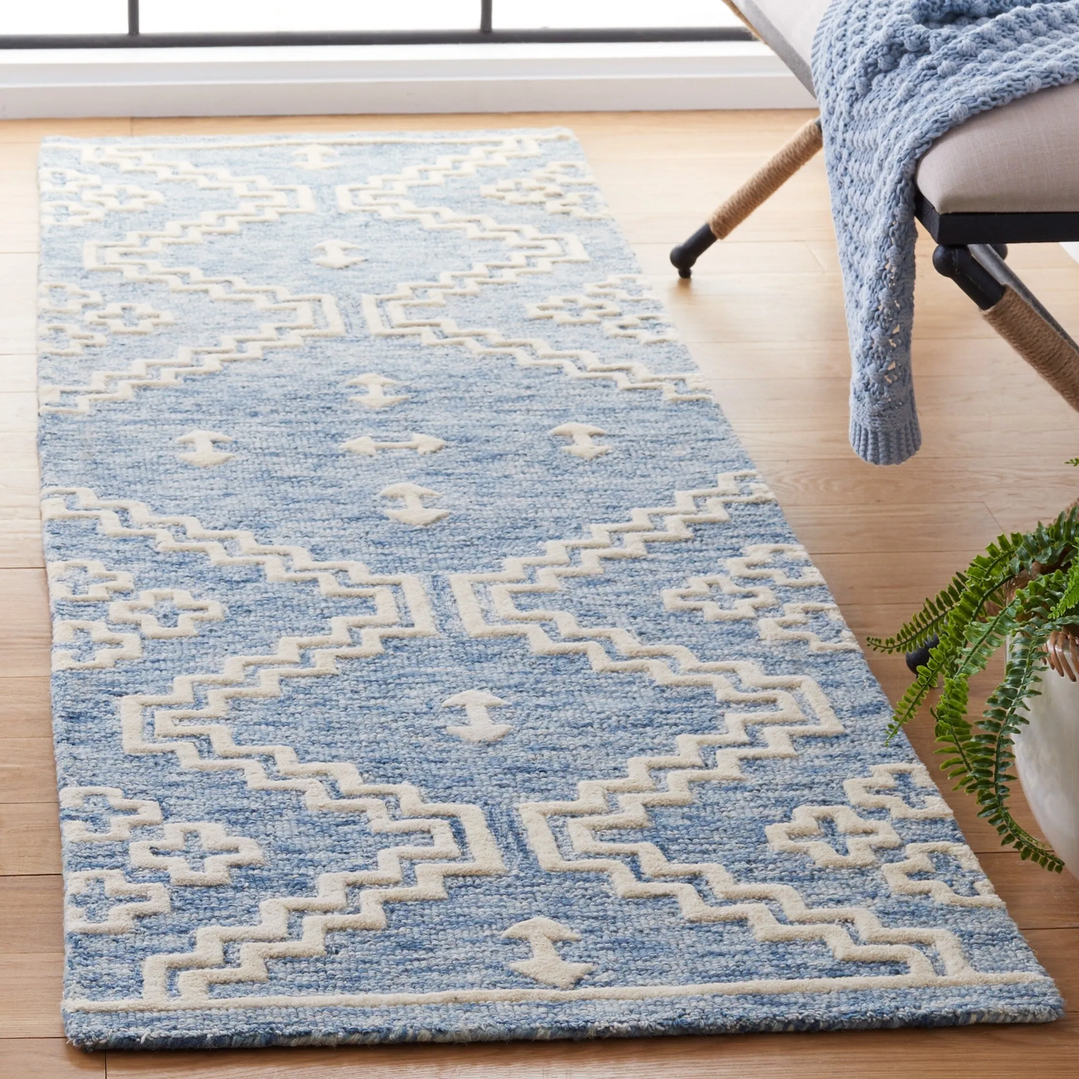 SAFAVIEH Handmade Abstract Ruveyda Modern Wool Rug