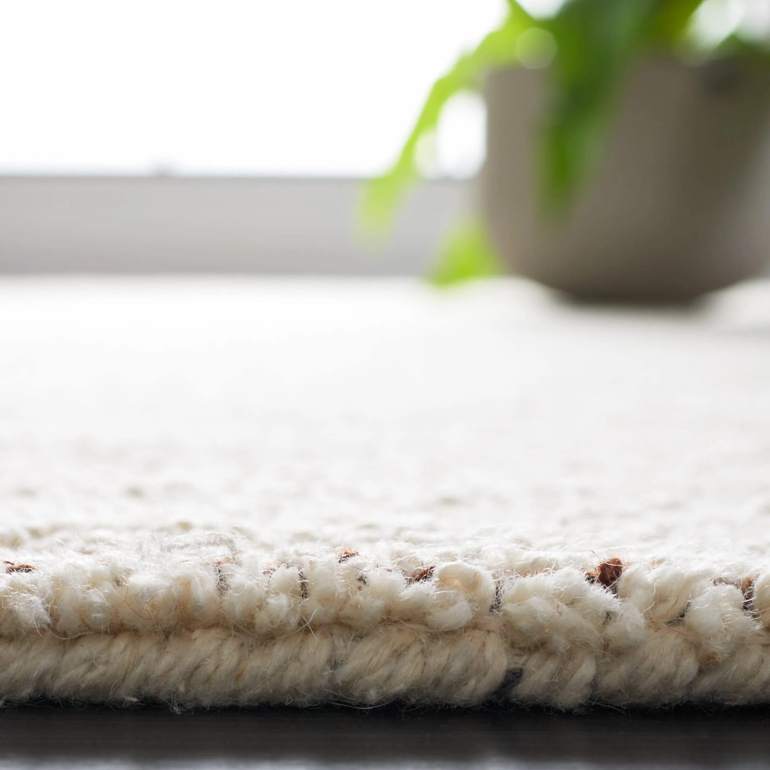 SAFAVIEH Handmade Abstract Svanbjorg Modern Wool Rug