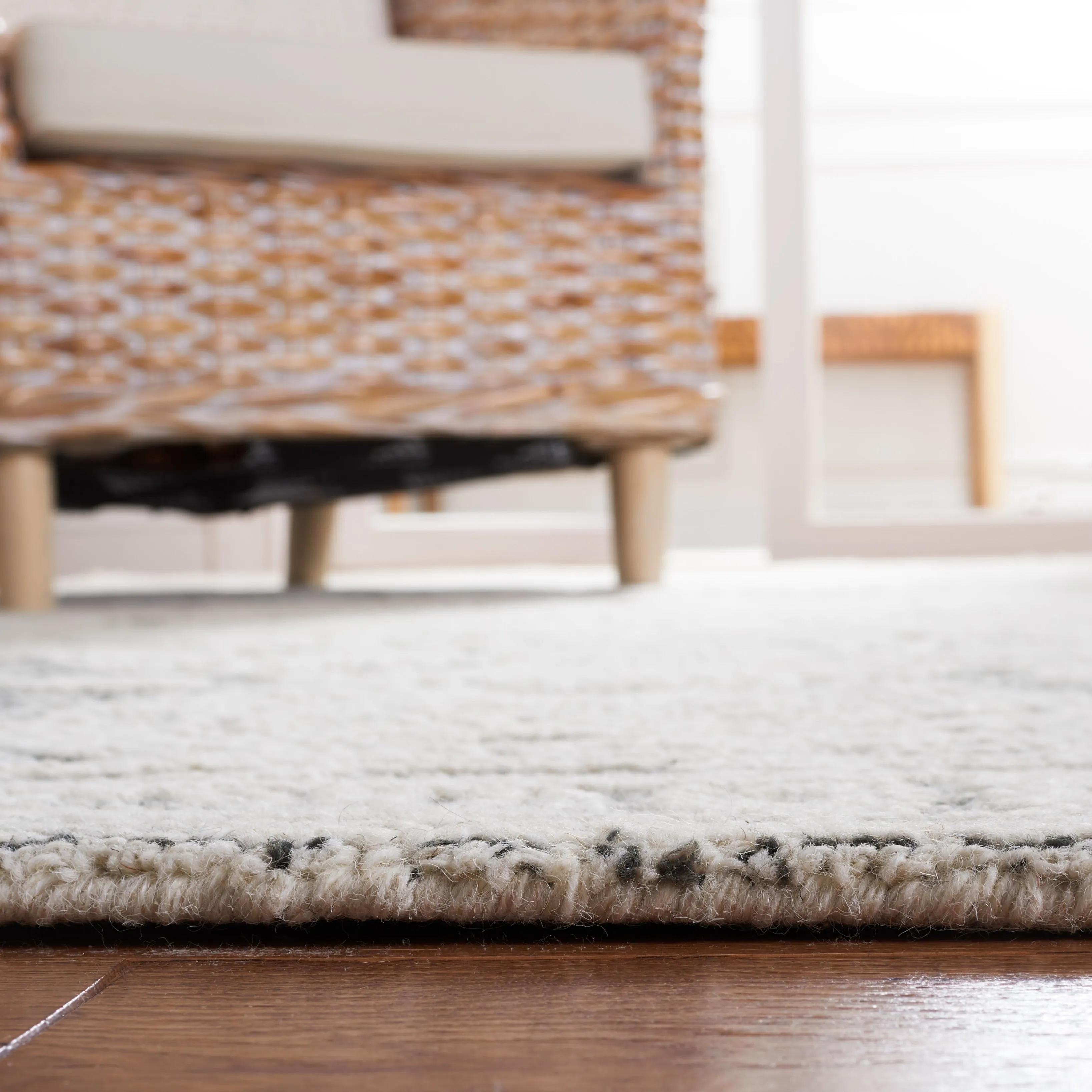 SAFAVIEH Handmade Abstract Torild Medallion Wool Rug