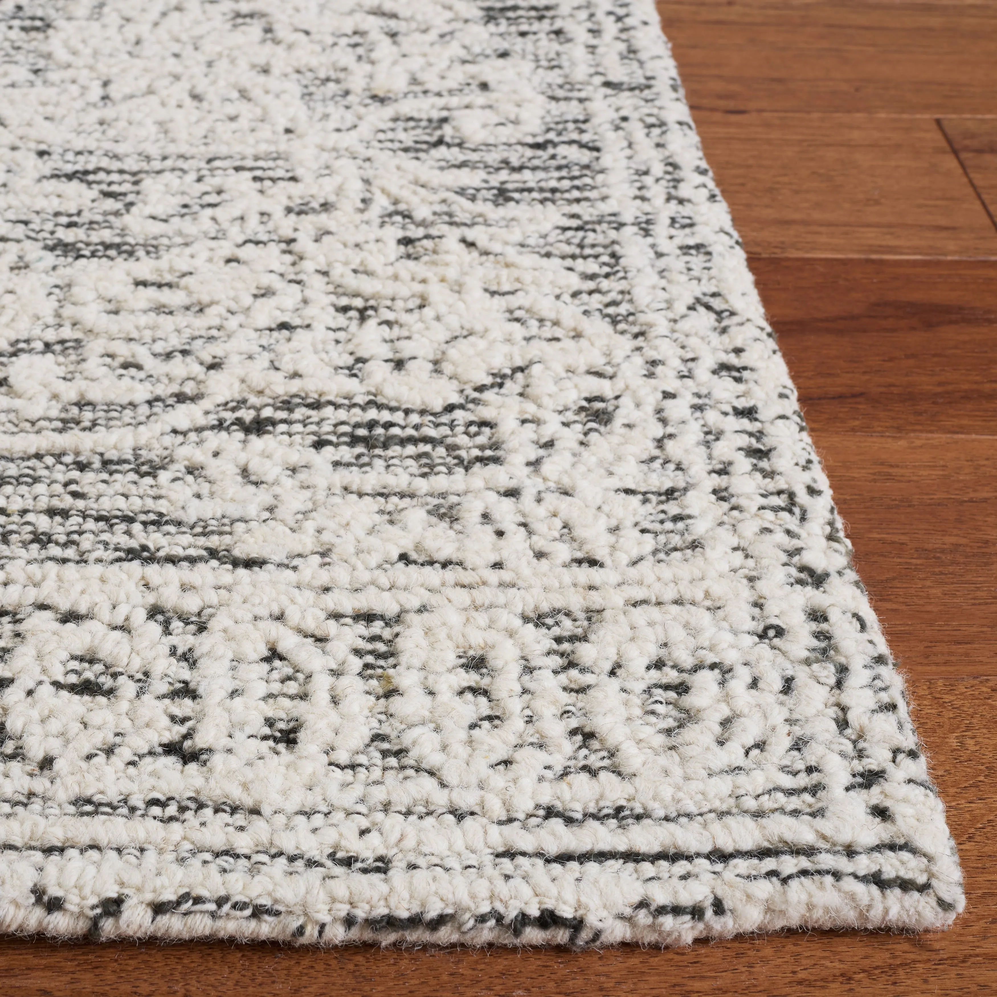 SAFAVIEH Handmade Abstract Torild Medallion Wool Rug