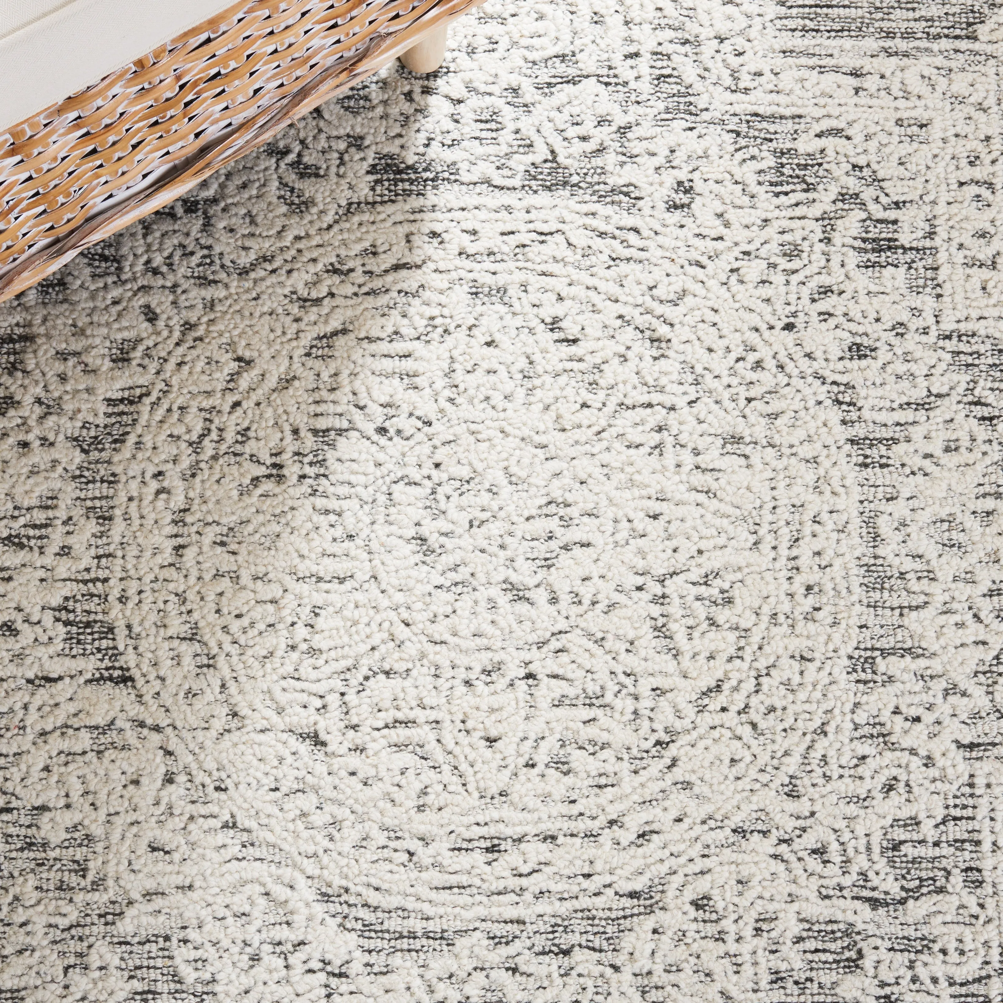 SAFAVIEH Handmade Abstract Torild Medallion Wool Rug