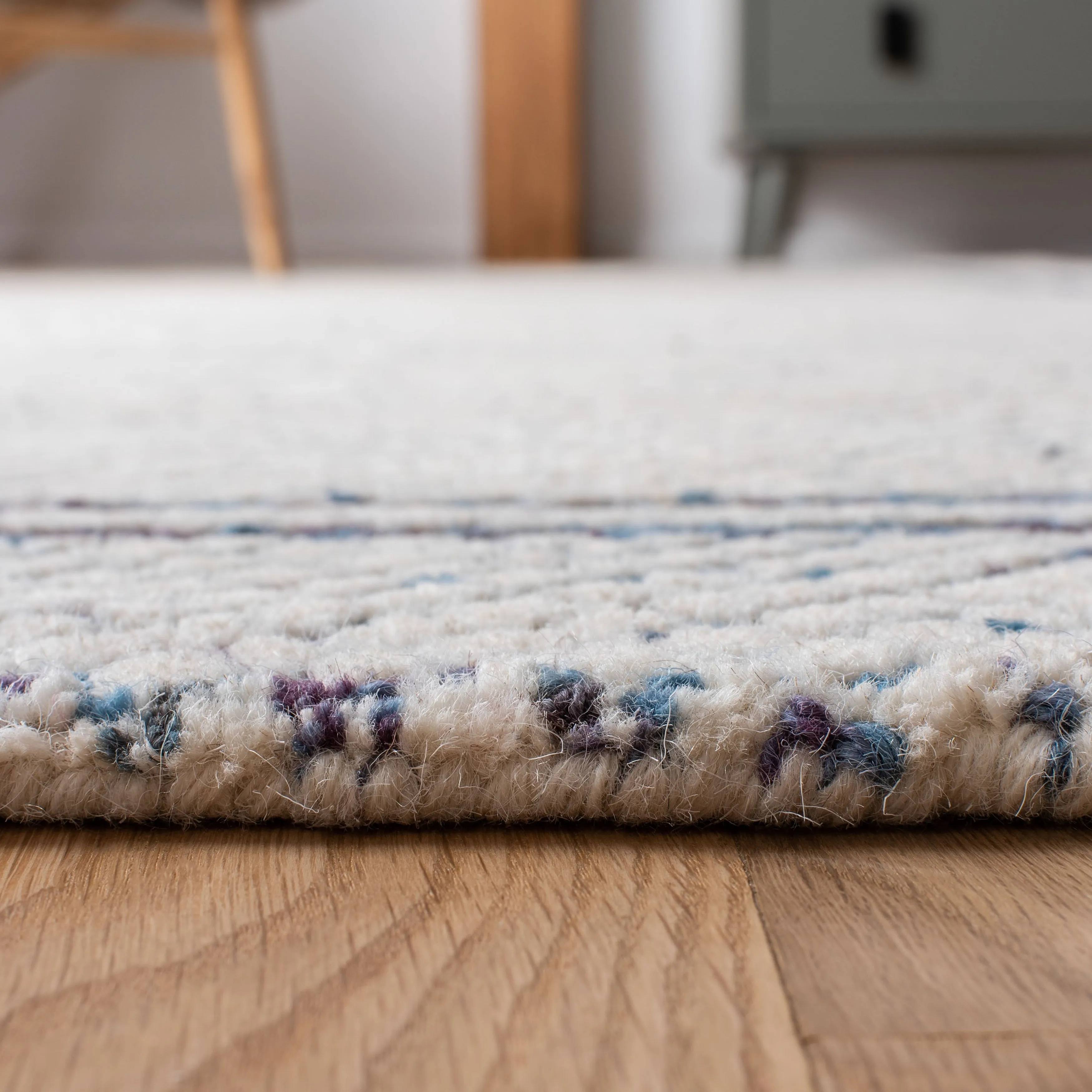 SAFAVIEH Handmade Abstract Yasmina Modern Wool Rug