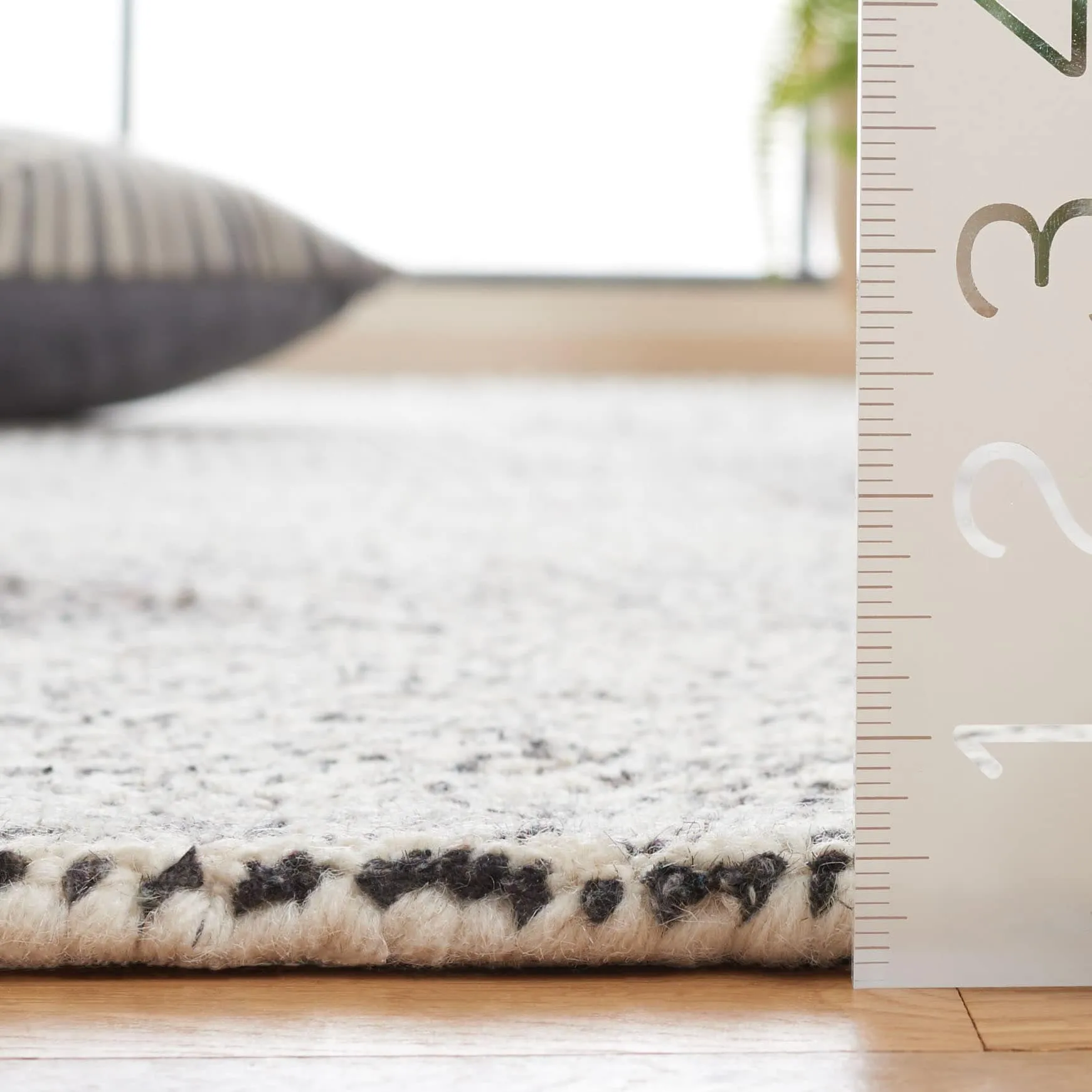 SAFAVIEH Handmade Abstract Zarina Geometric Wool Rug