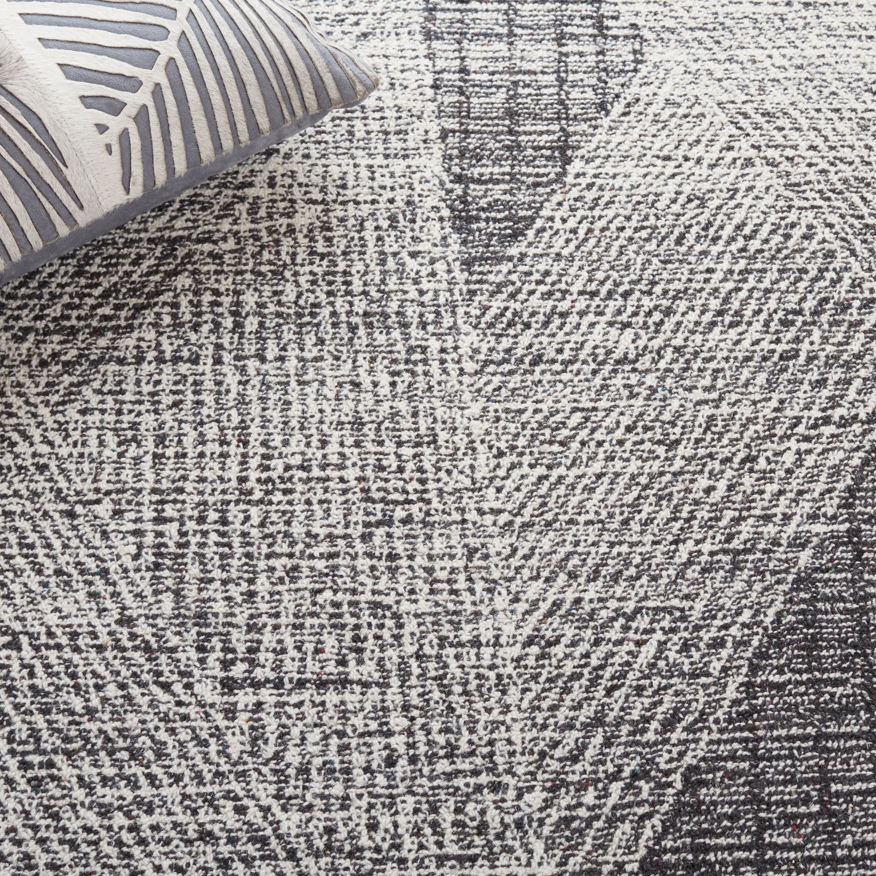 SAFAVIEH Handmade Abstract Zarina Geometric Wool Rug