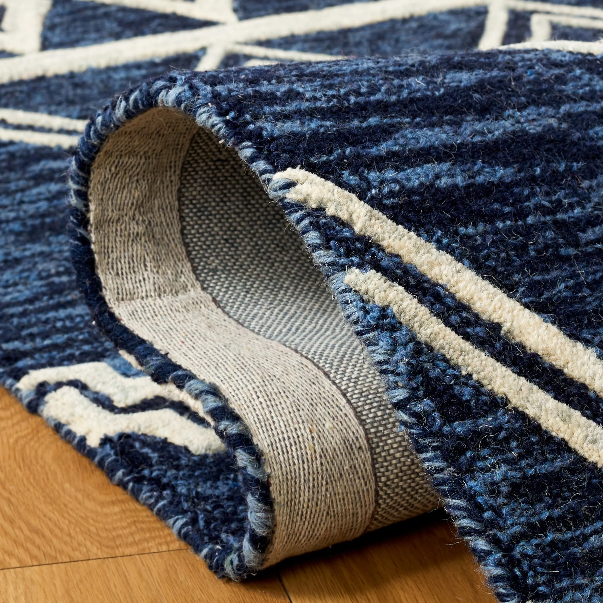 SAFAVIEH Handmade Abstract Zelina Modern Wool Rug