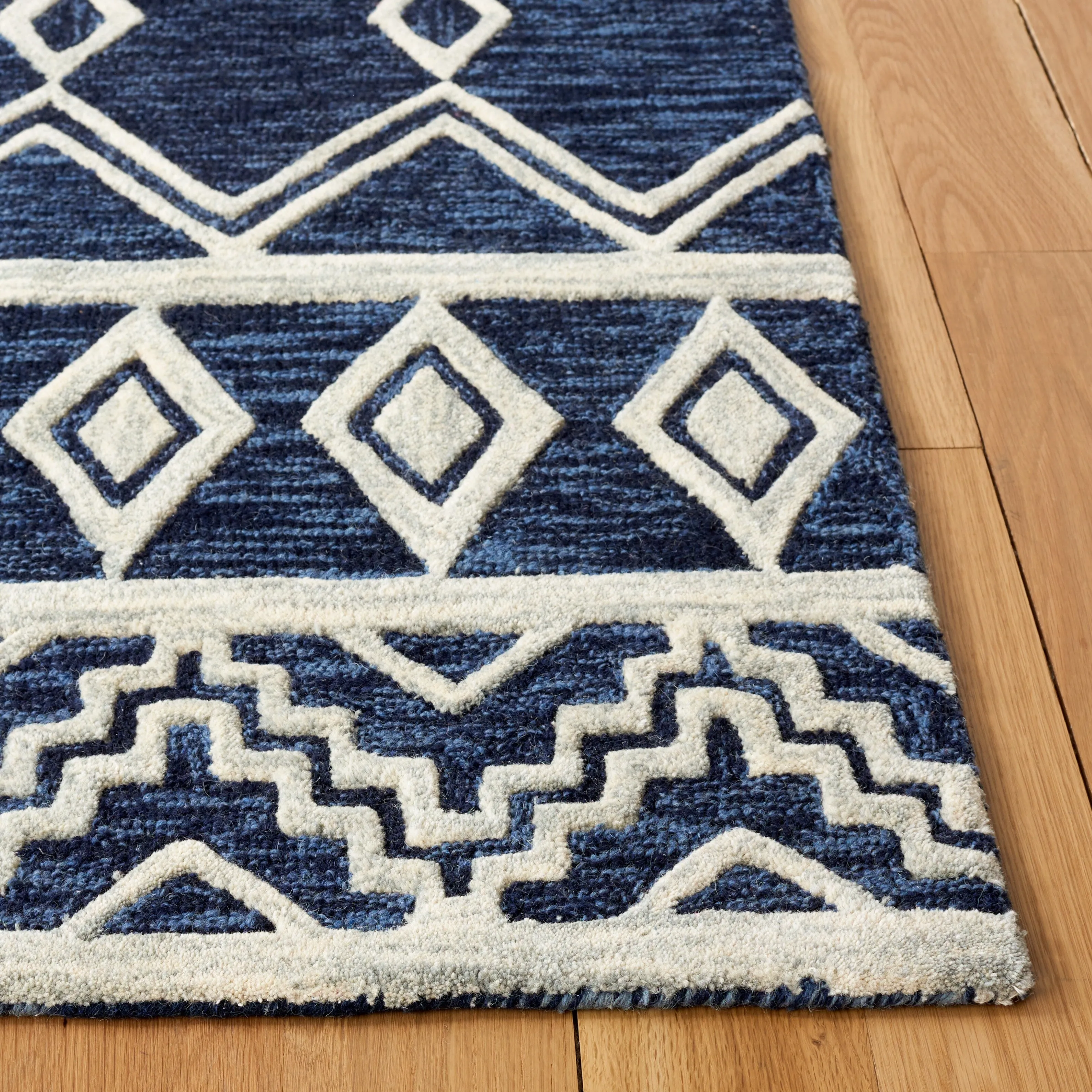 SAFAVIEH Handmade Abstract Zelina Modern Wool Rug