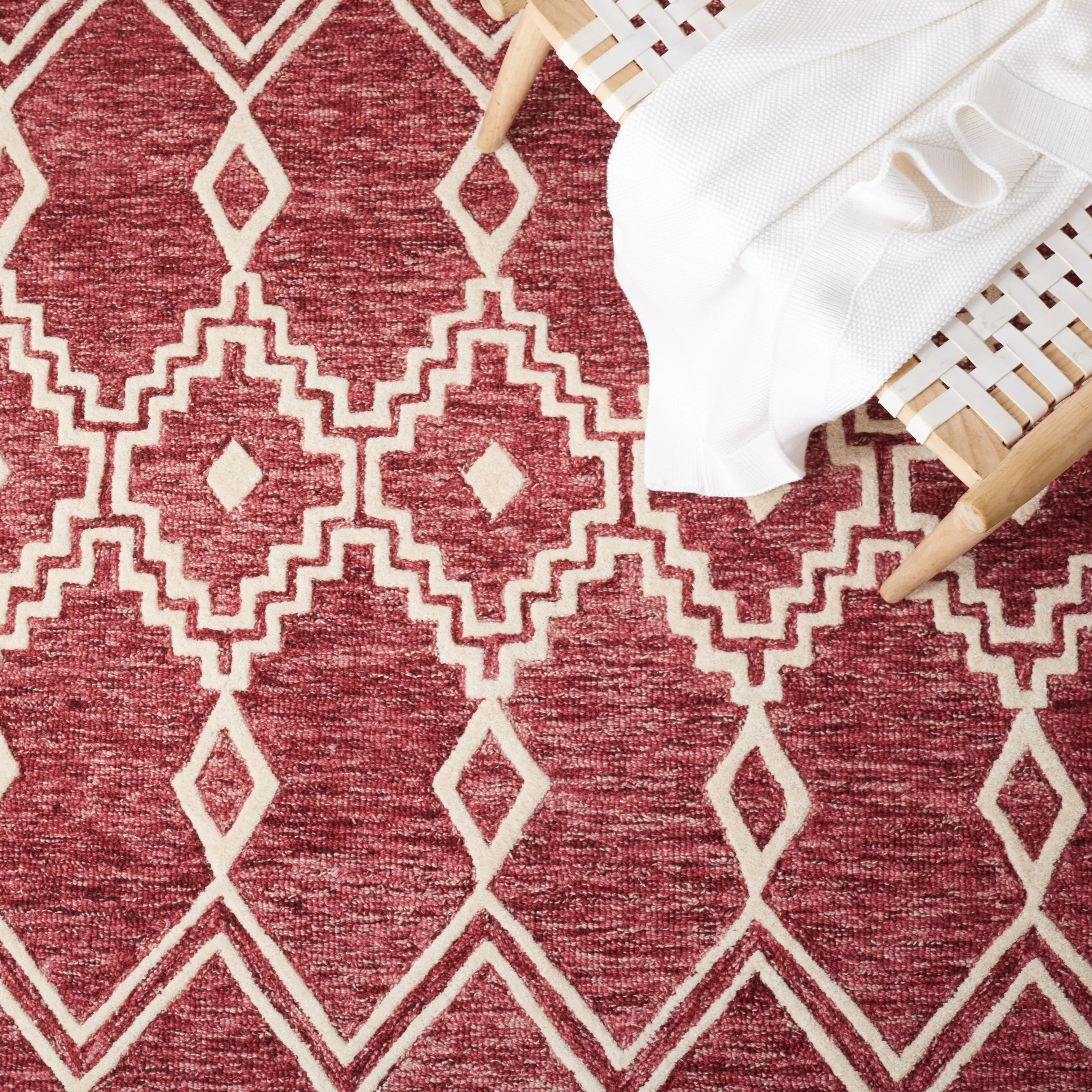 SAFAVIEH Handmade Abstract Zelina Modern Wool Rug