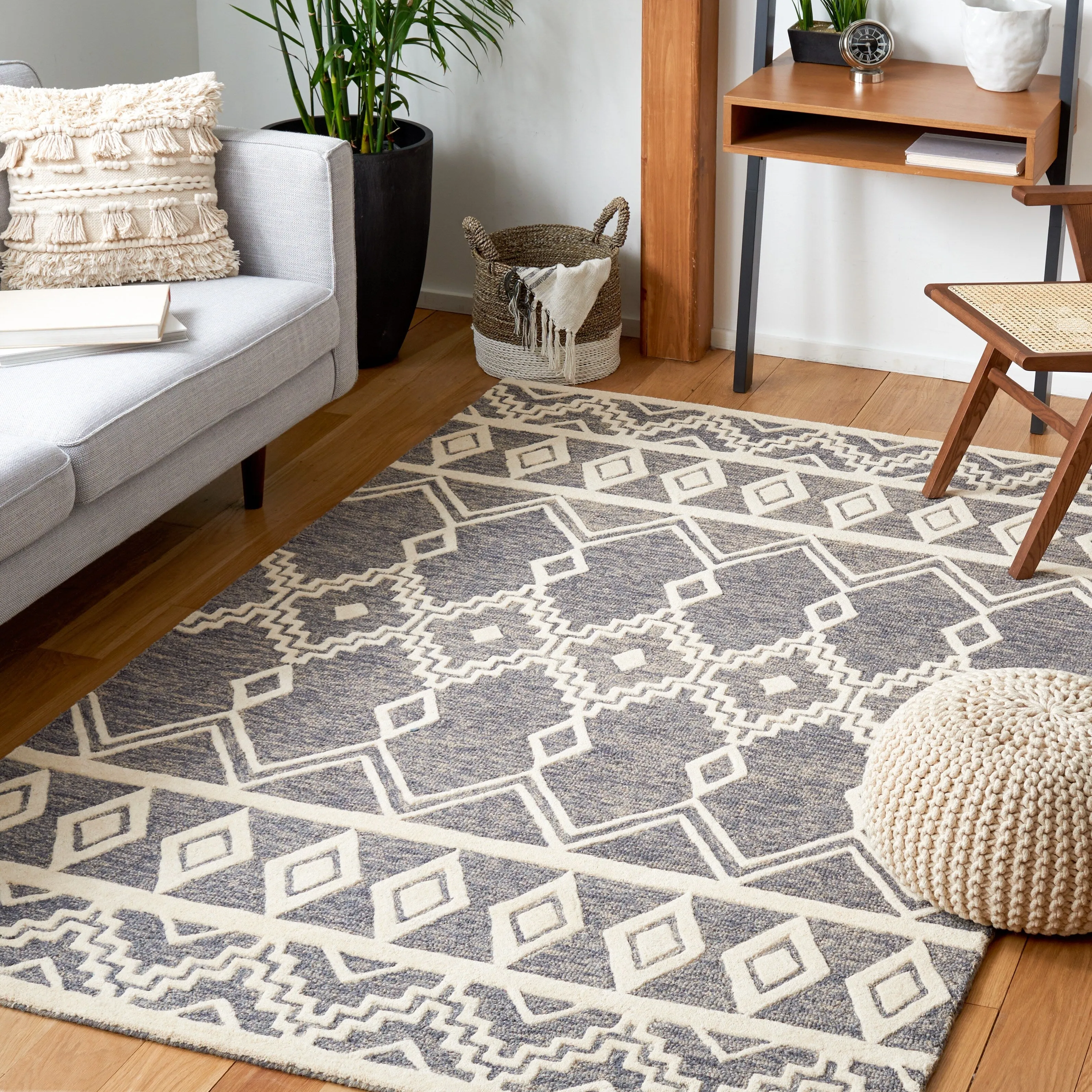 SAFAVIEH Handmade Abstract Zelina Modern Wool Rug