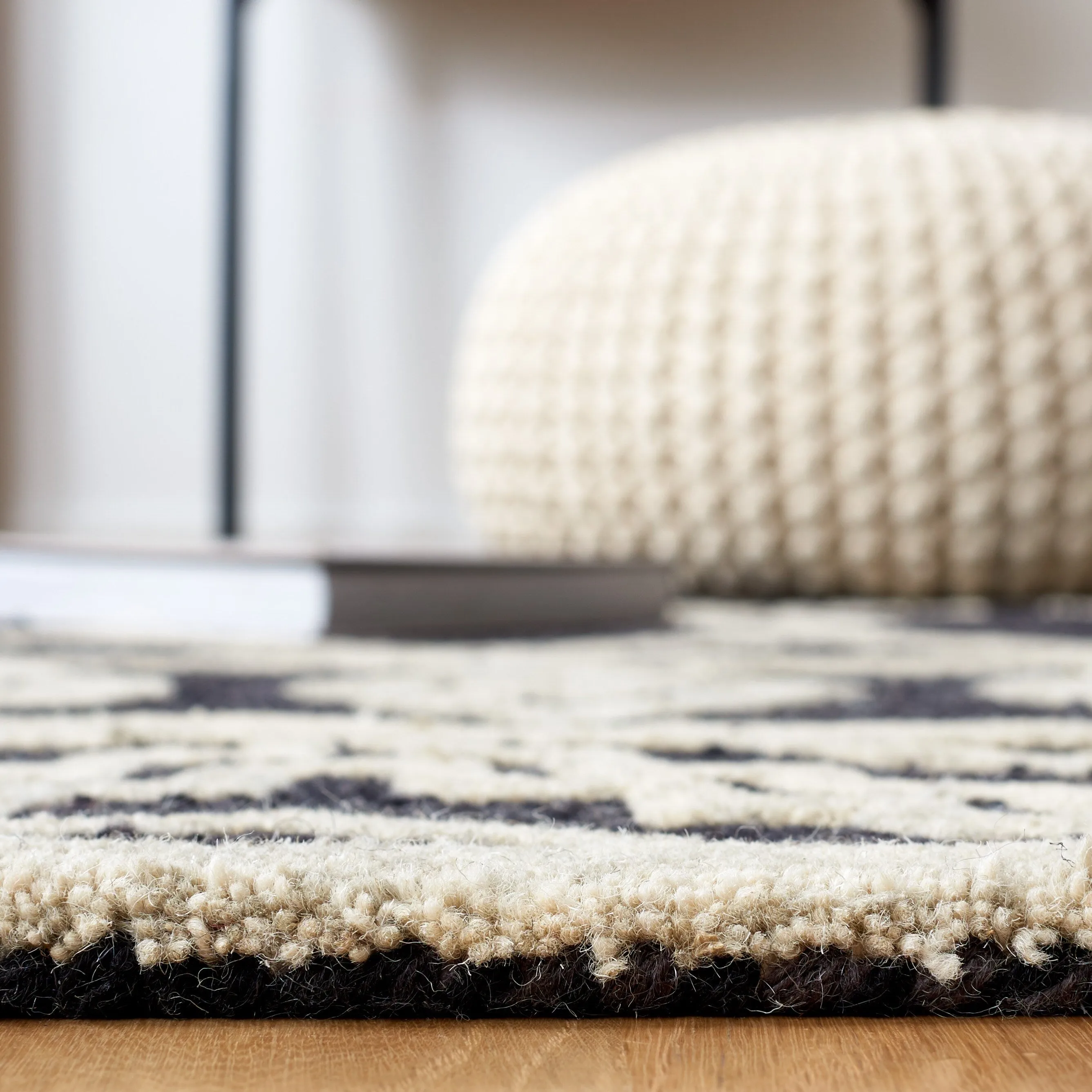 SAFAVIEH Handmade Abstract Zelina Modern Wool Rug