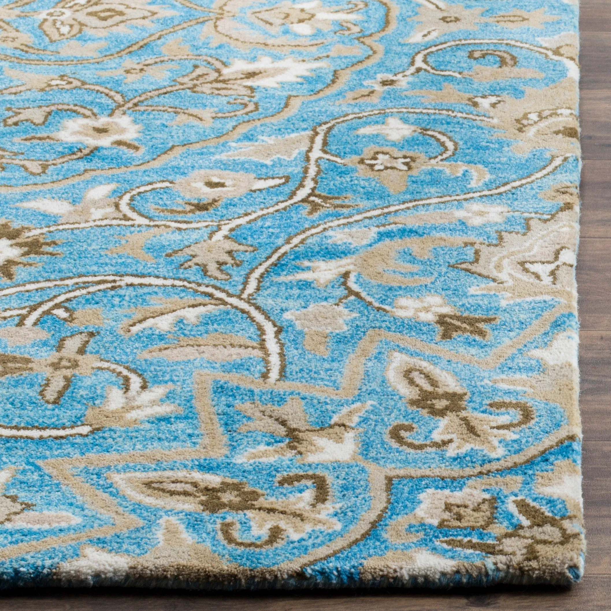 SAFAVIEH Handmade Bella Zaharinka Modern Floral Wool Rug