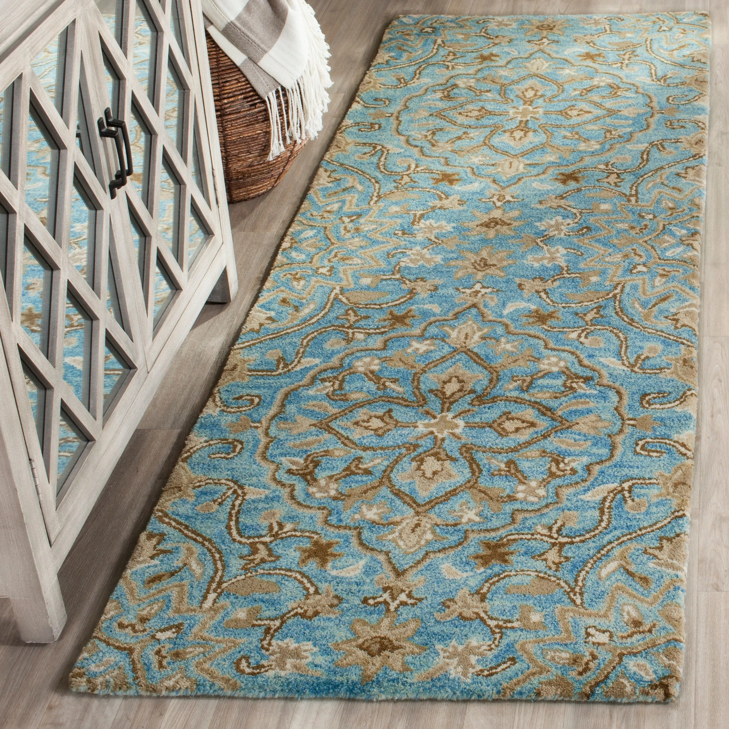 SAFAVIEH Handmade Bella Zaharinka Modern Floral Wool Rug