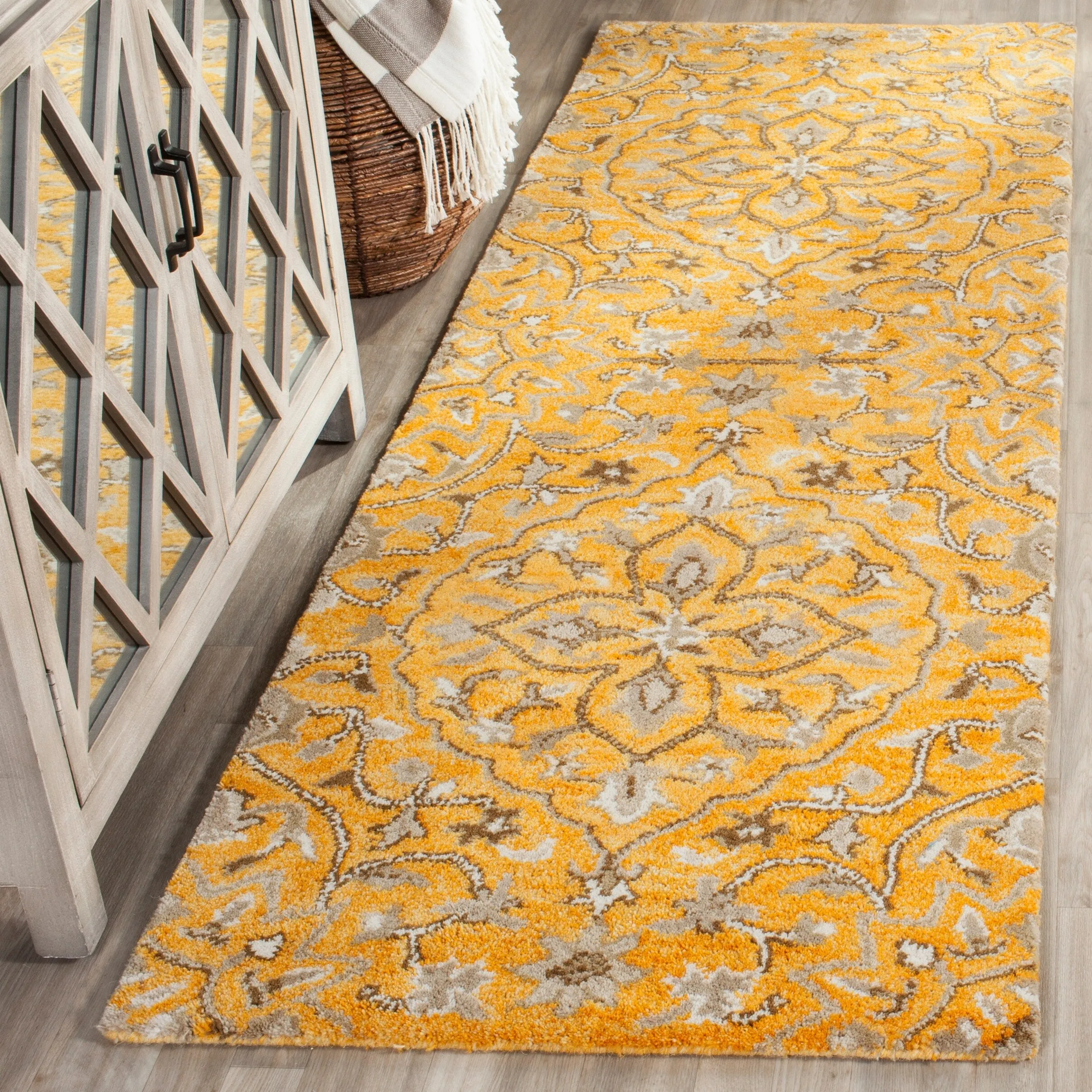 SAFAVIEH Handmade Bella Zaharinka Modern Floral Wool Rug