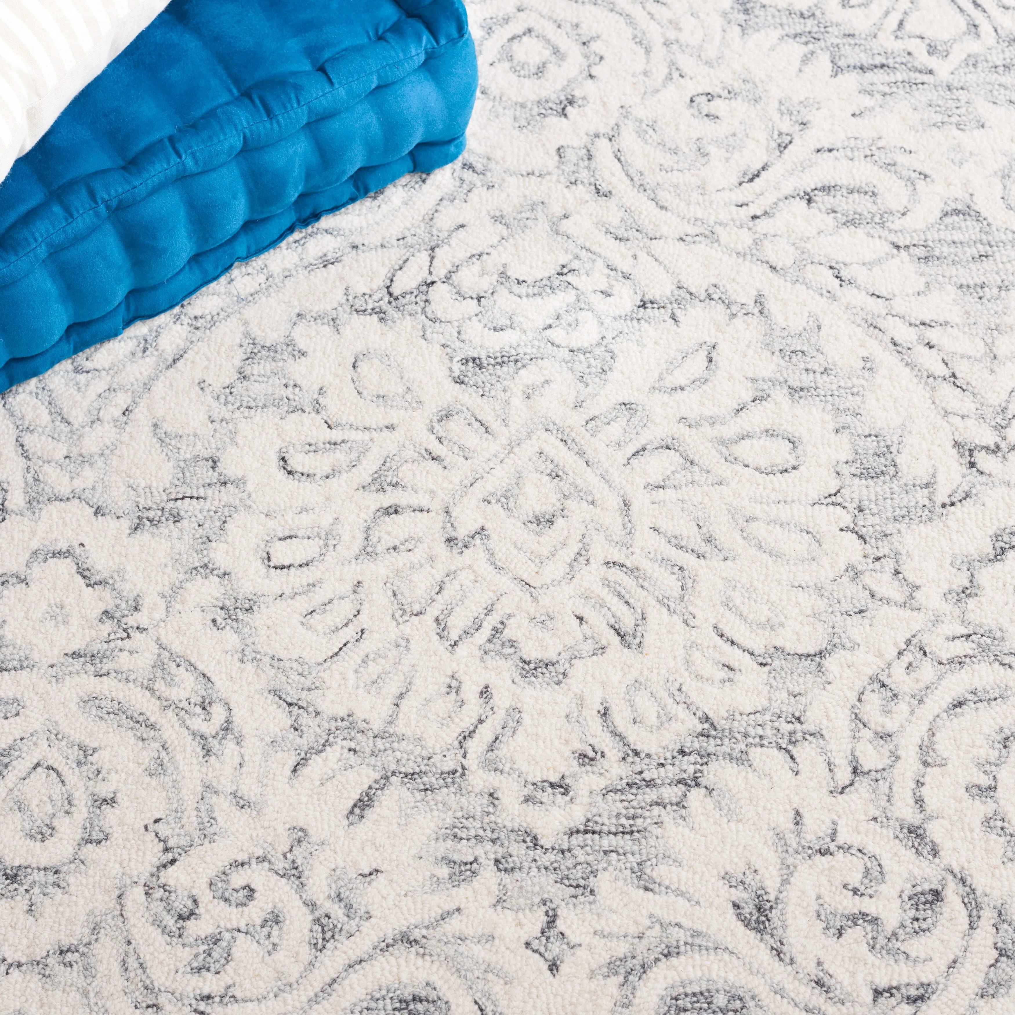 SAFAVIEH Handmade Blossom Esta Modern Floral Wool Rug