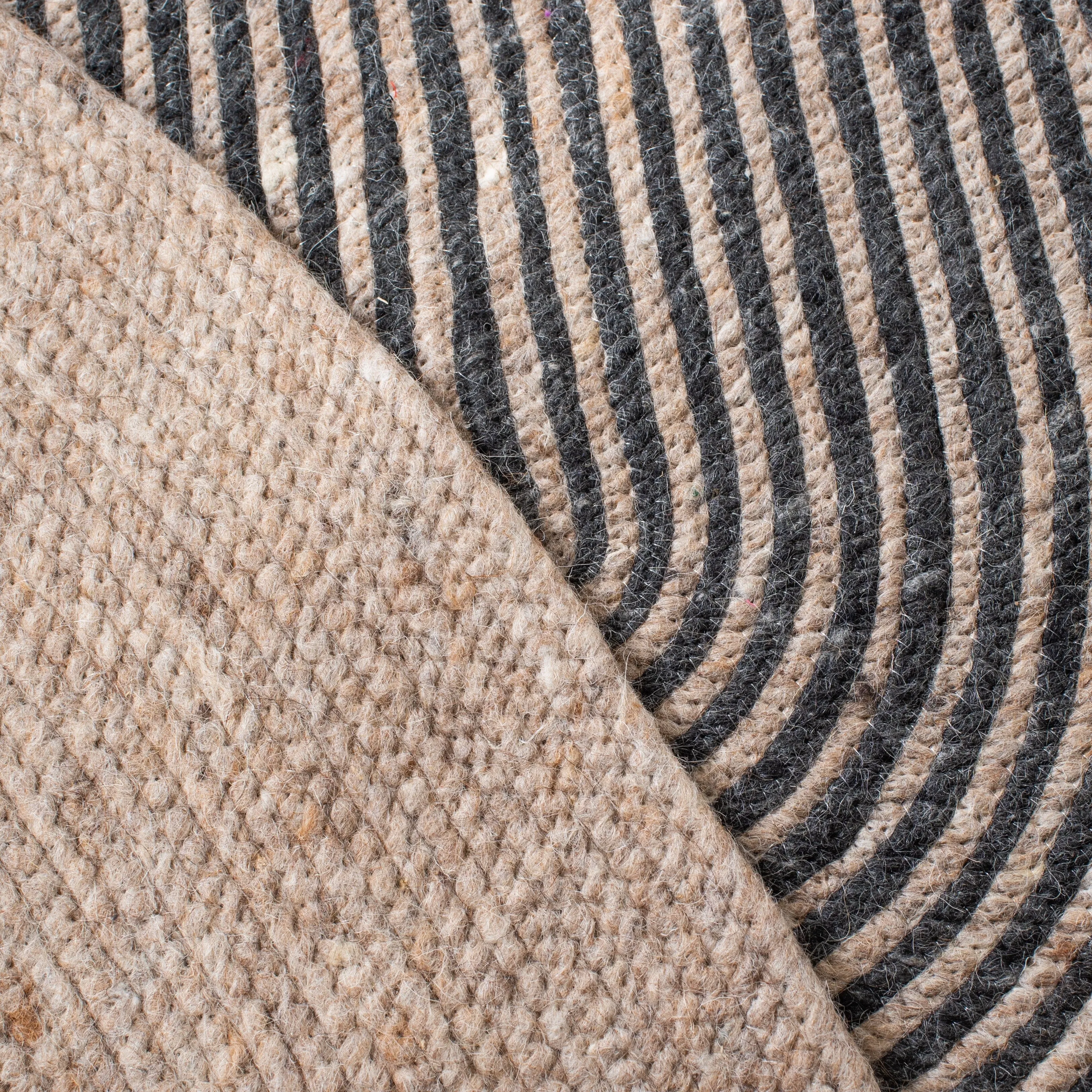 SAFAVIEH. Handmade Braided Nesrin Wool Rug
