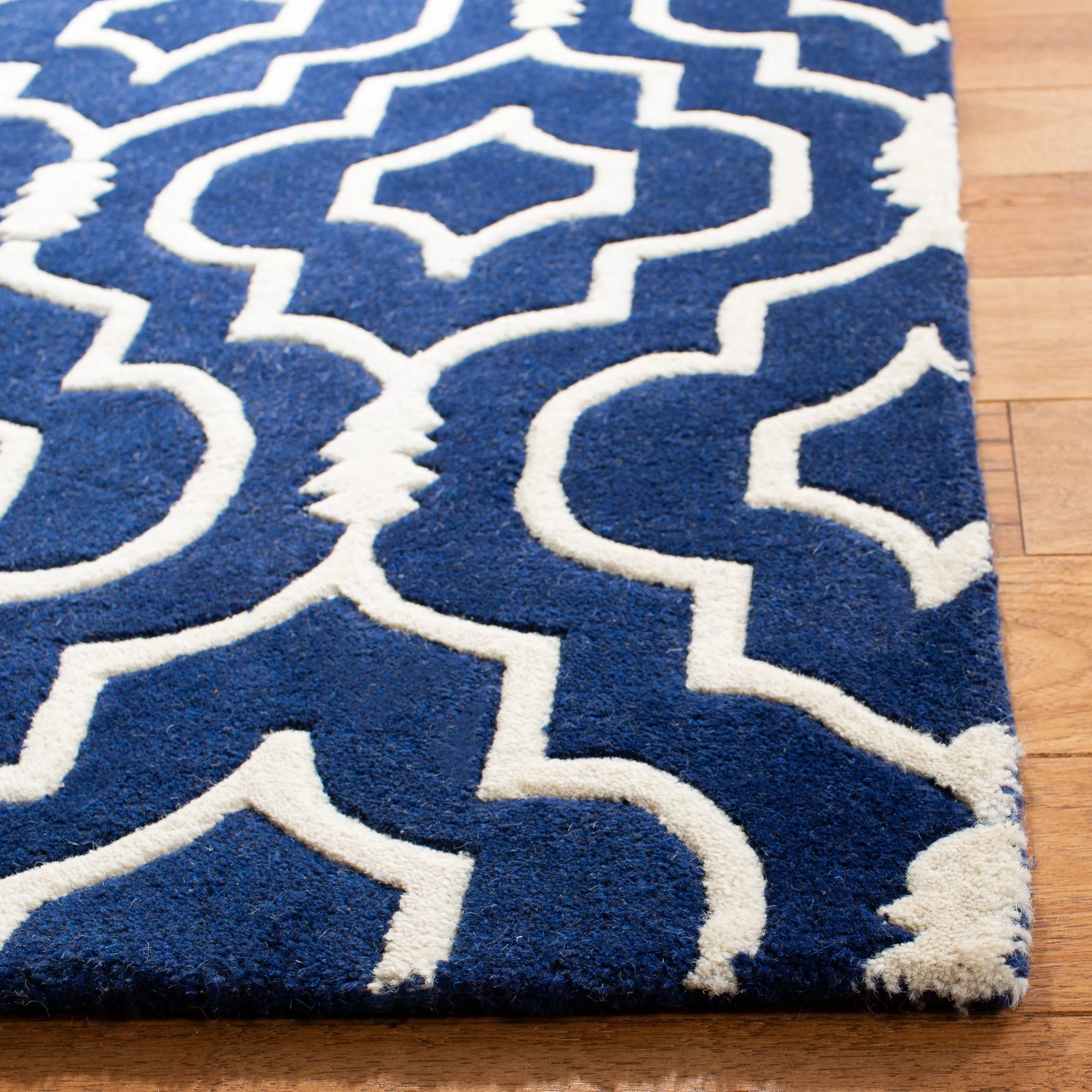 SAFAVIEH Handmade Chatham Cvetka Modern Moroccan Wool Rug