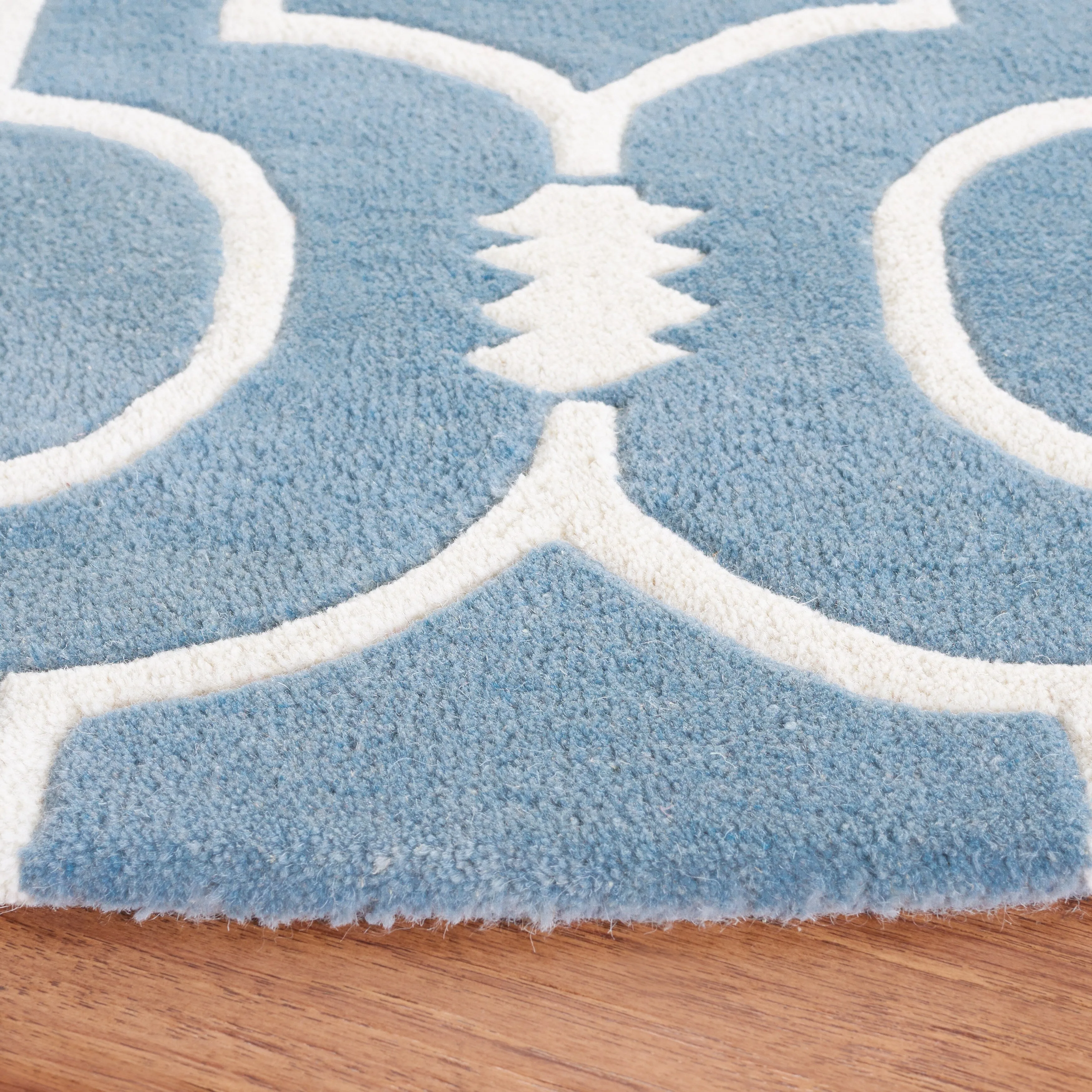 SAFAVIEH Handmade Chatham Cvetka Modern Moroccan Wool Rug