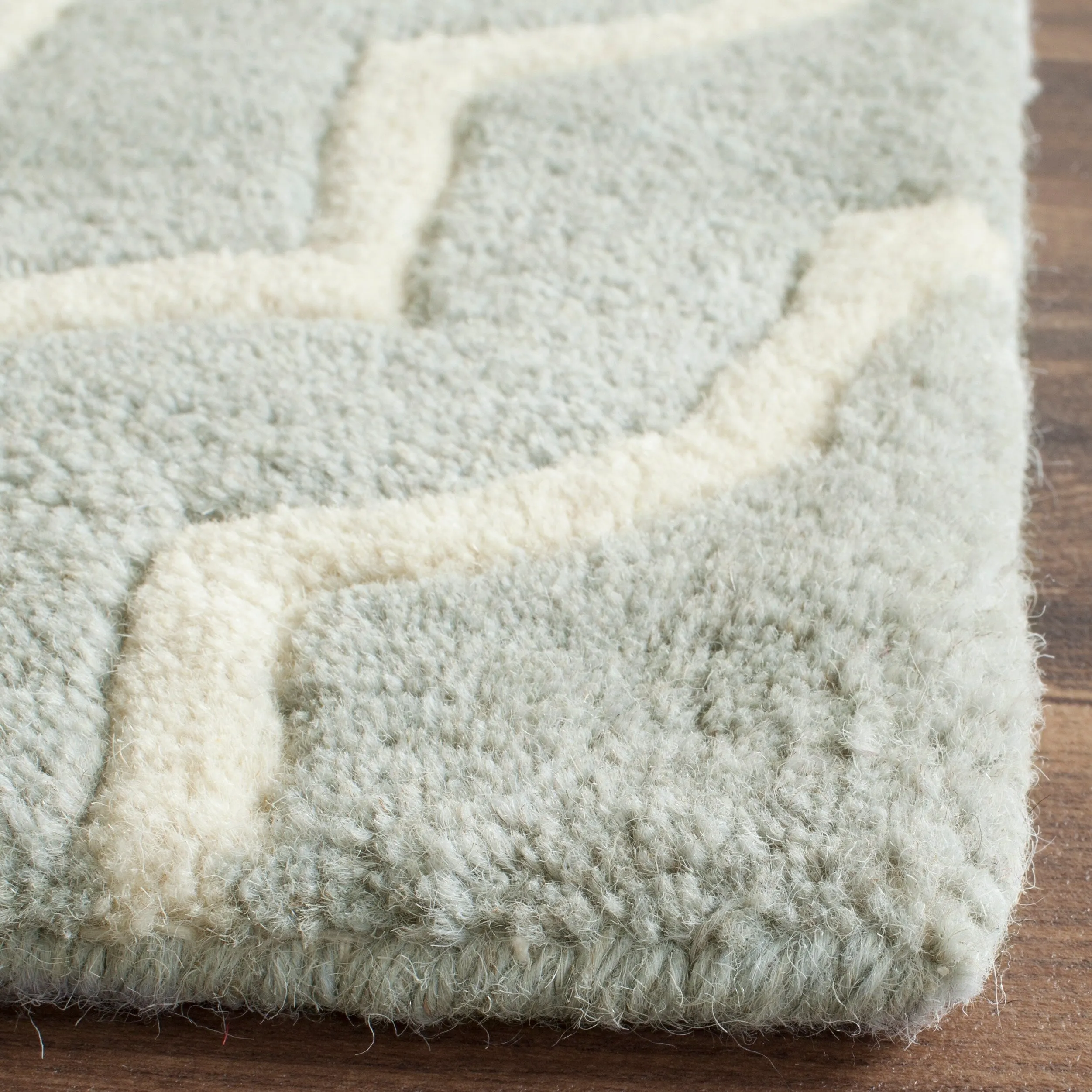 SAFAVIEH Handmade Chatham Cvetka Modern Moroccan Wool Rug