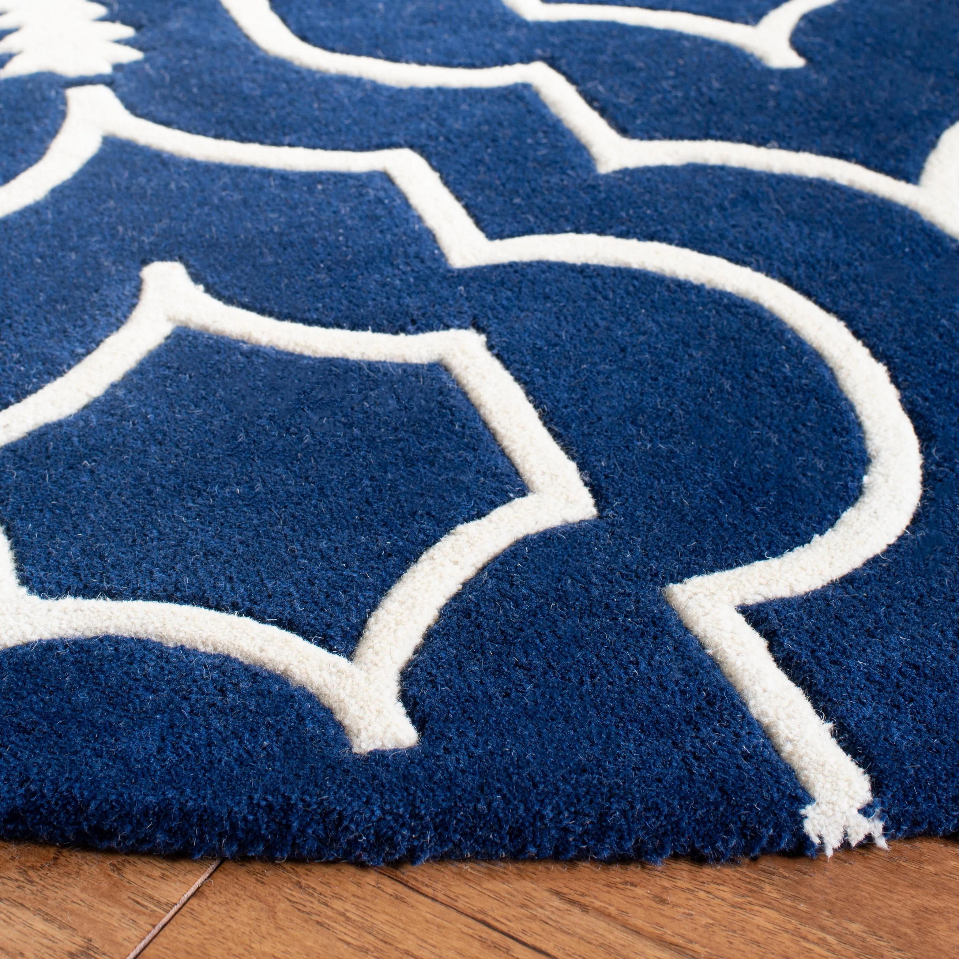 SAFAVIEH Handmade Chatham Cvetka Modern Moroccan Wool Rug