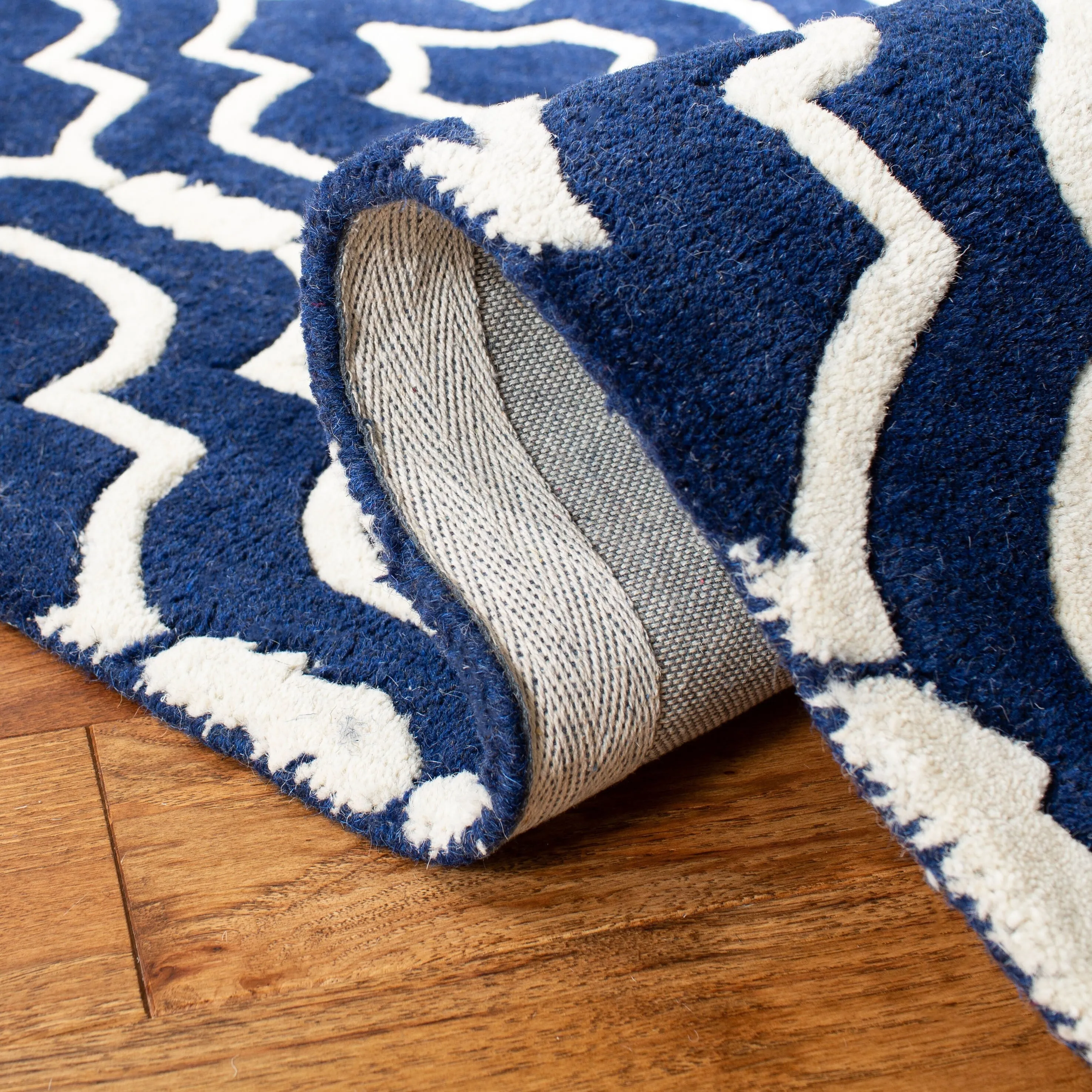 SAFAVIEH Handmade Chatham Cvetka Modern Moroccan Wool Rug