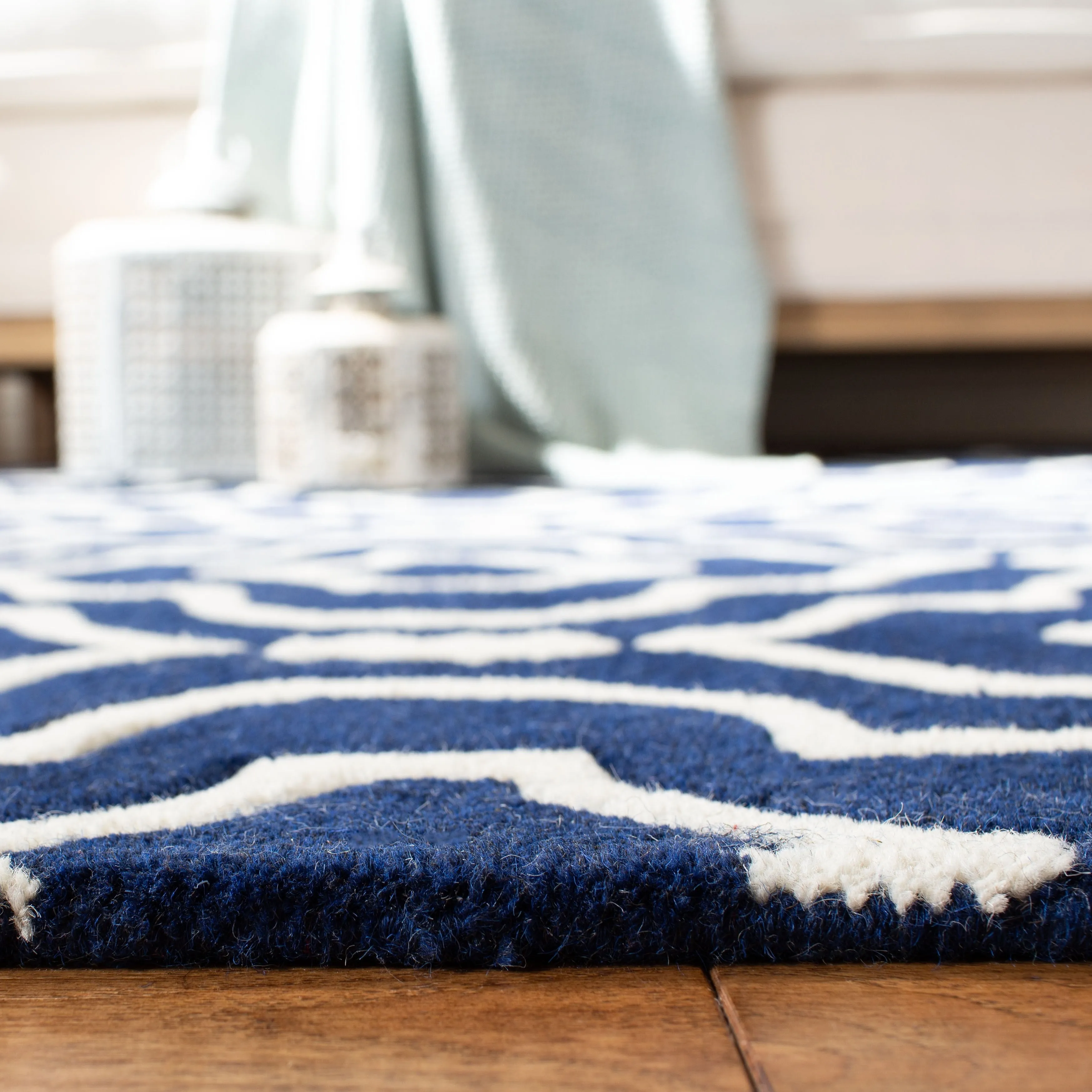 SAFAVIEH Handmade Chatham Cvetka Modern Moroccan Wool Rug
