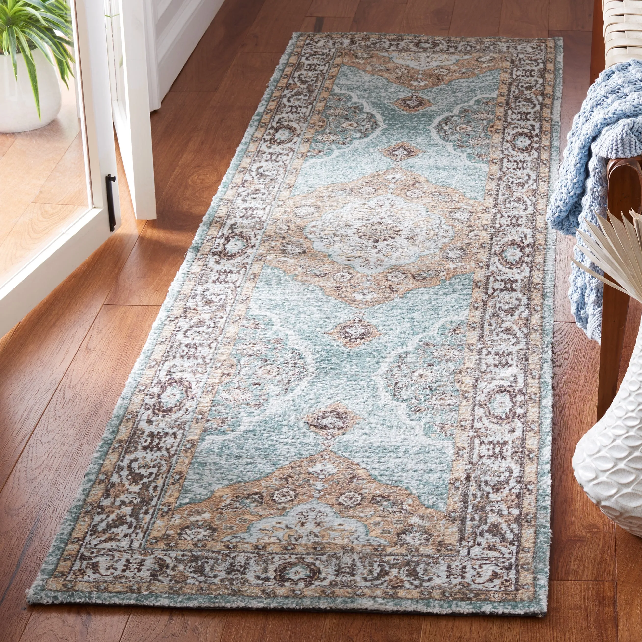 SAFAVIEH Handmade Classic Vintage Andras Transitional Polyester Rug